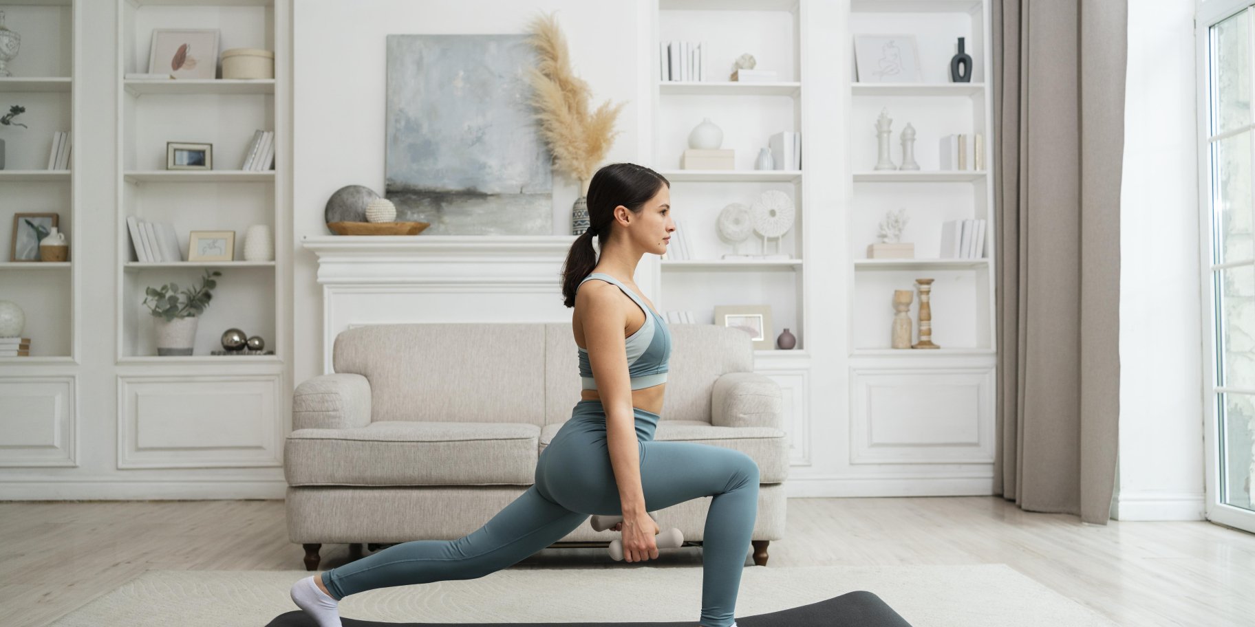 Жінка займається спортом