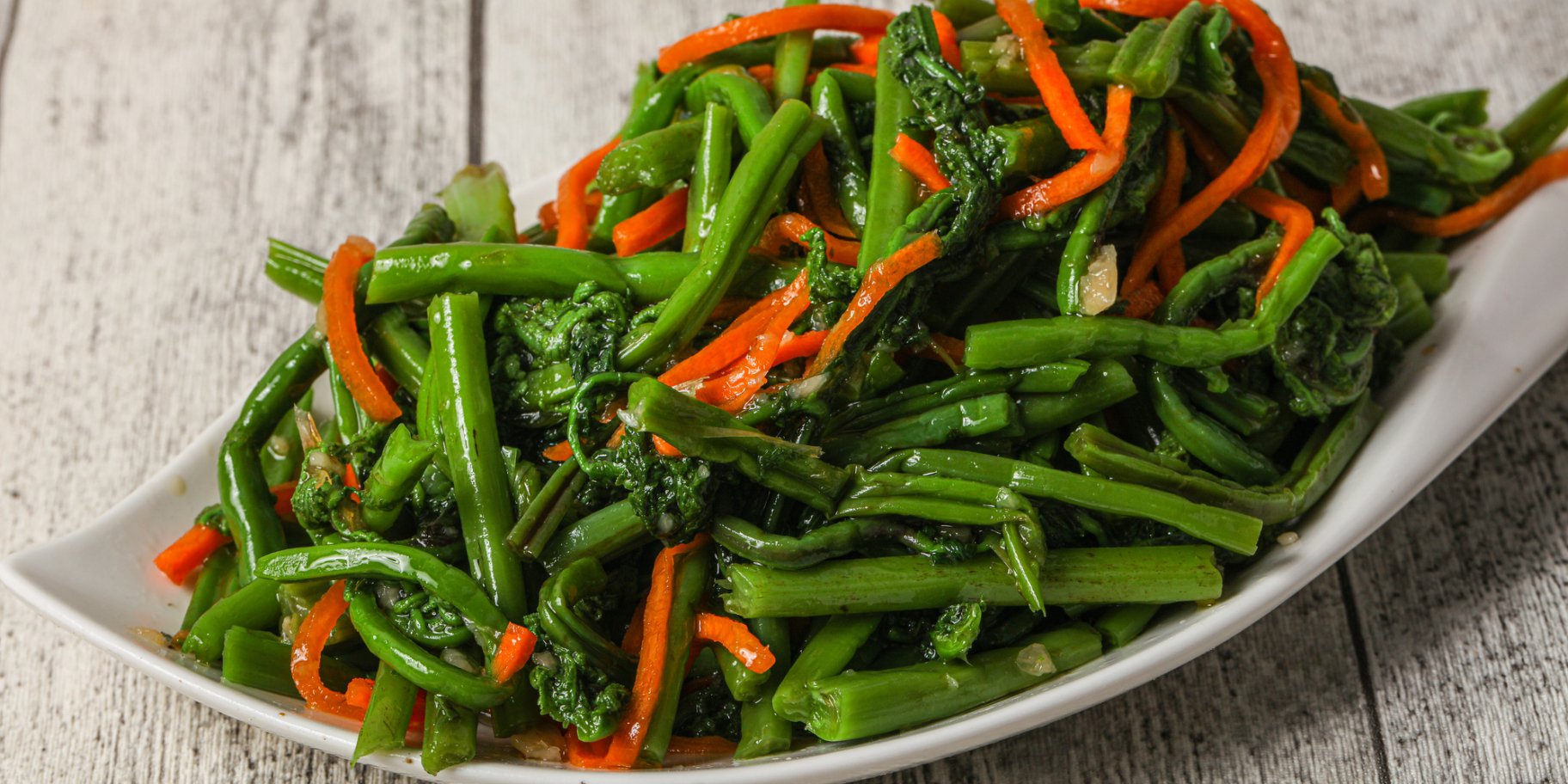 Салат з часникових стрілок і моркви