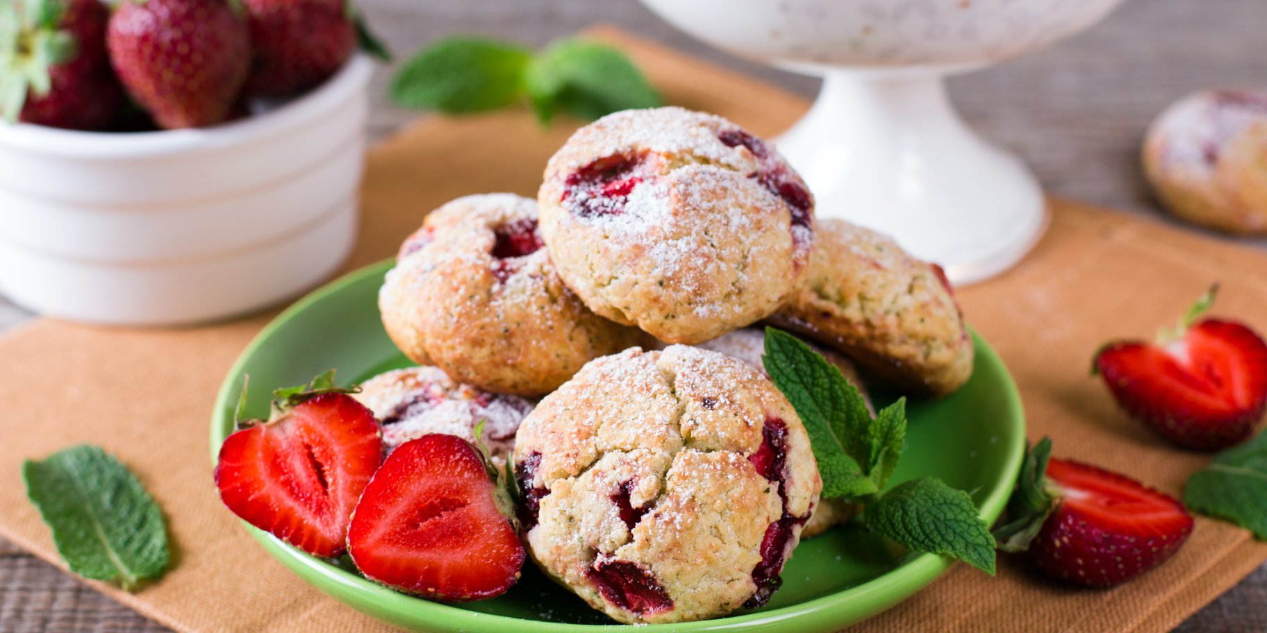 Печенье с белым шоколадом и клубникой