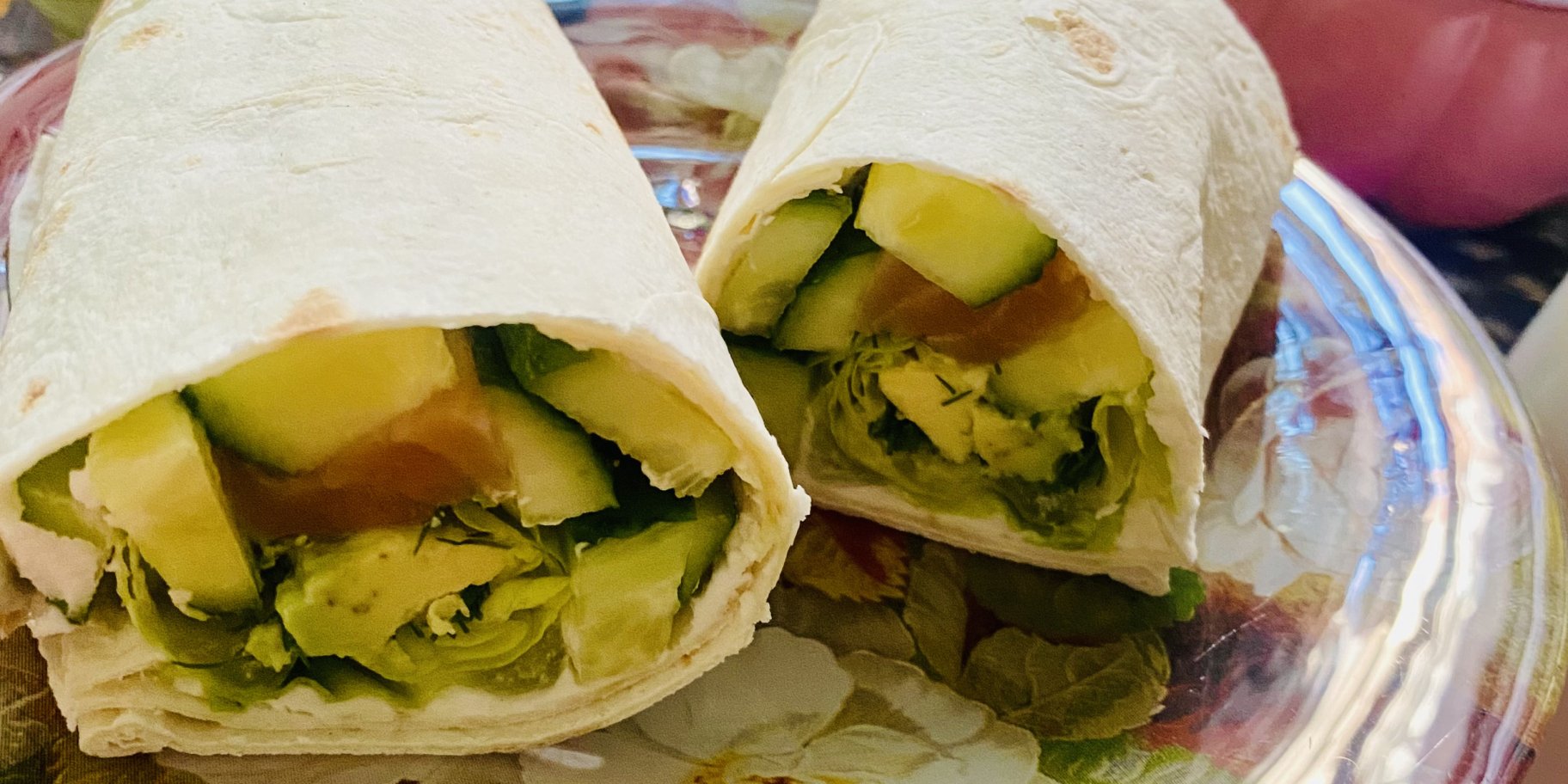 Фреш-рол з огірком, авокадо та сьомгою