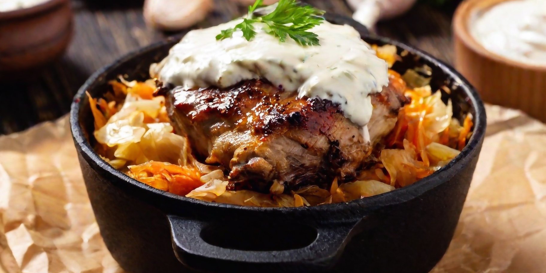 Свинина з капустою та цибулею