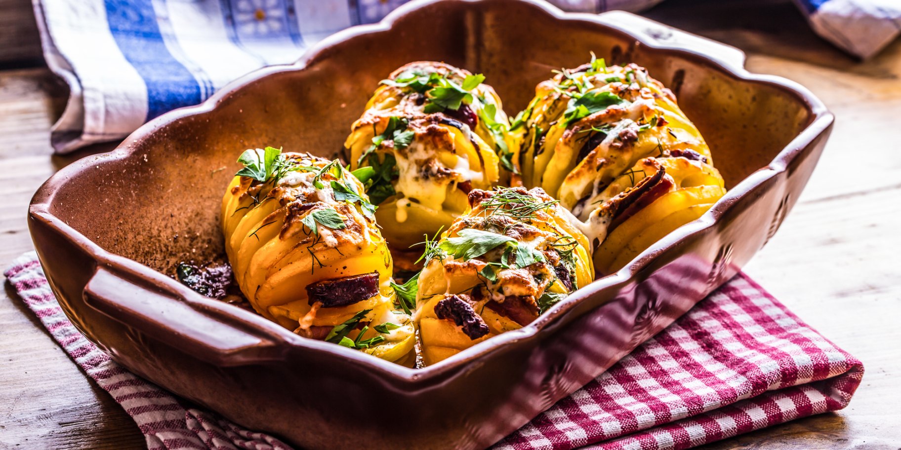 Картопля, фаршована розмарином і часником