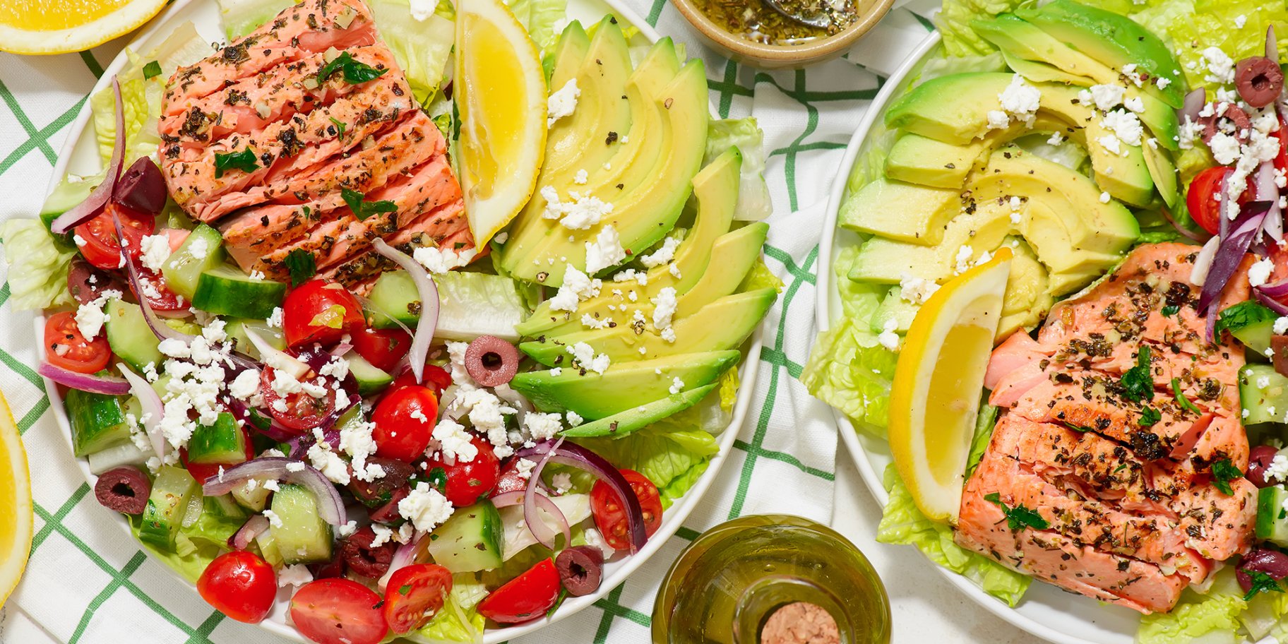 Середземноморський салат з лососем та авокадо