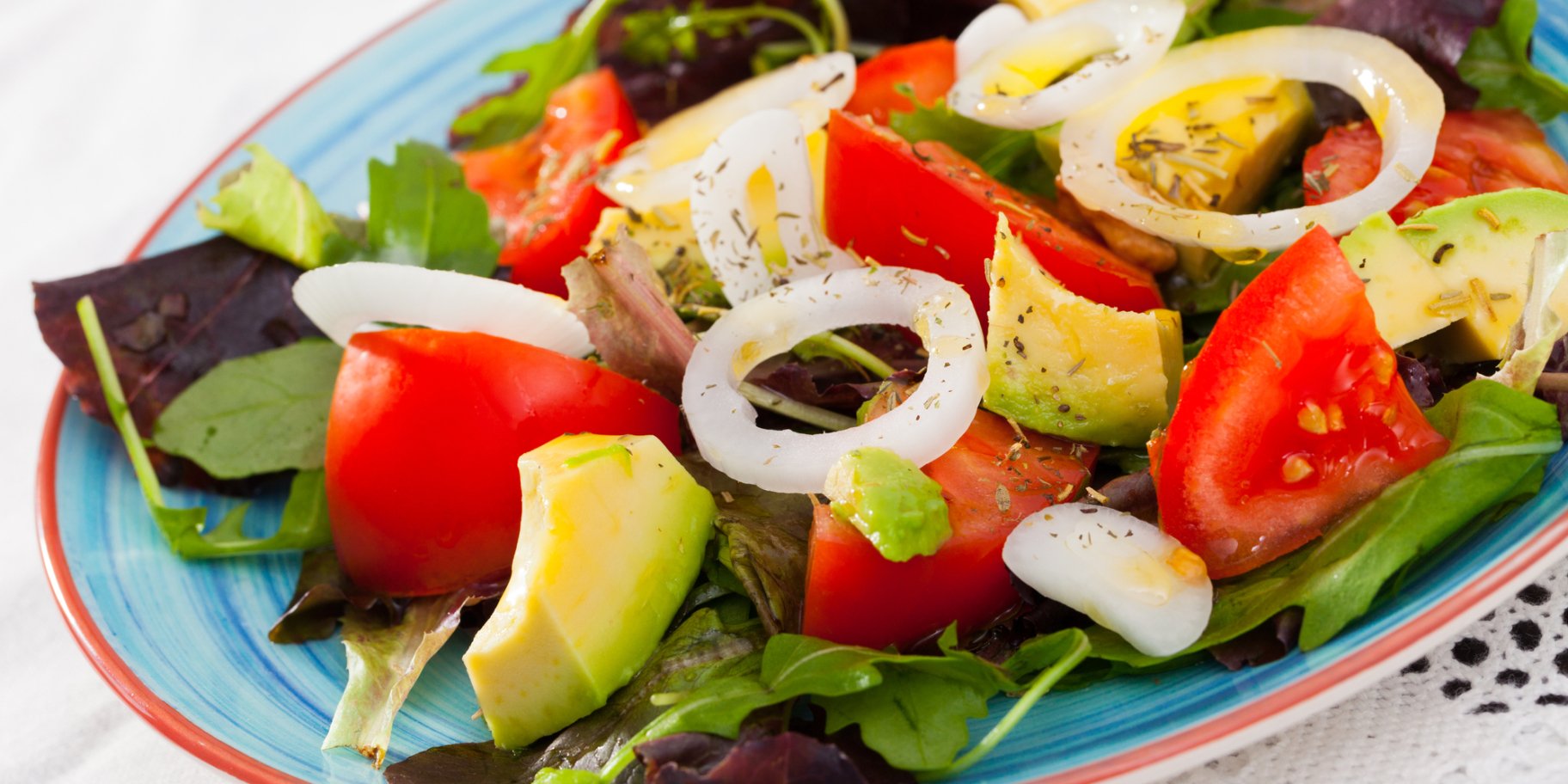 Салат с авокадо и овощами