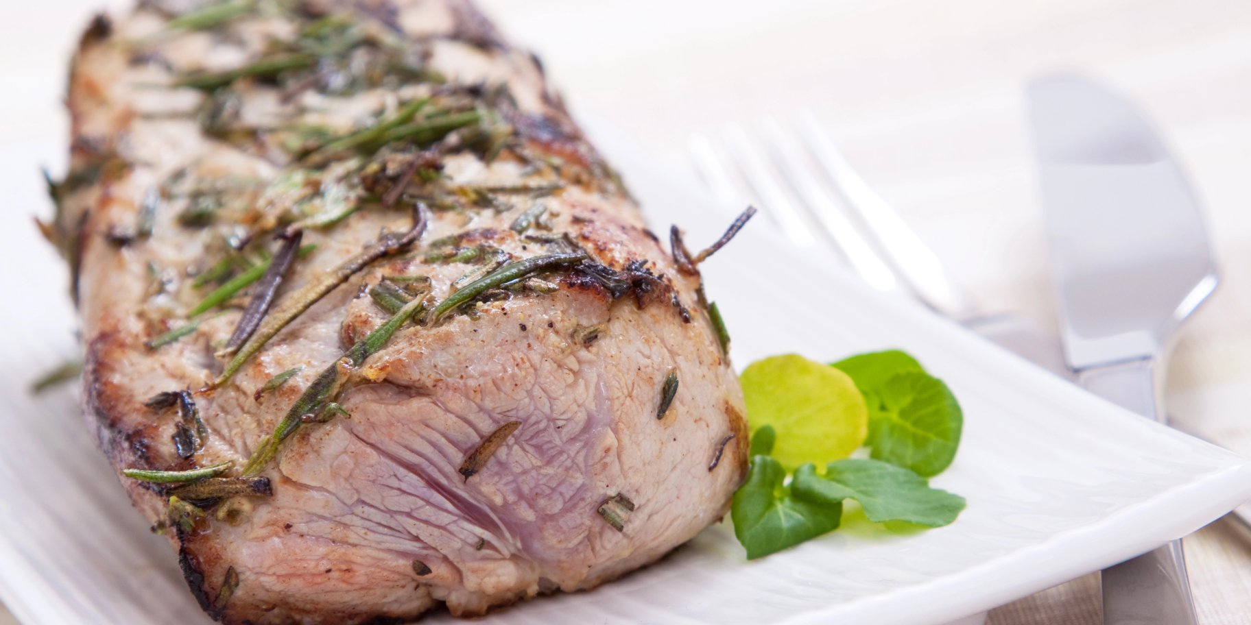 Свинячий биток, запечений з травами