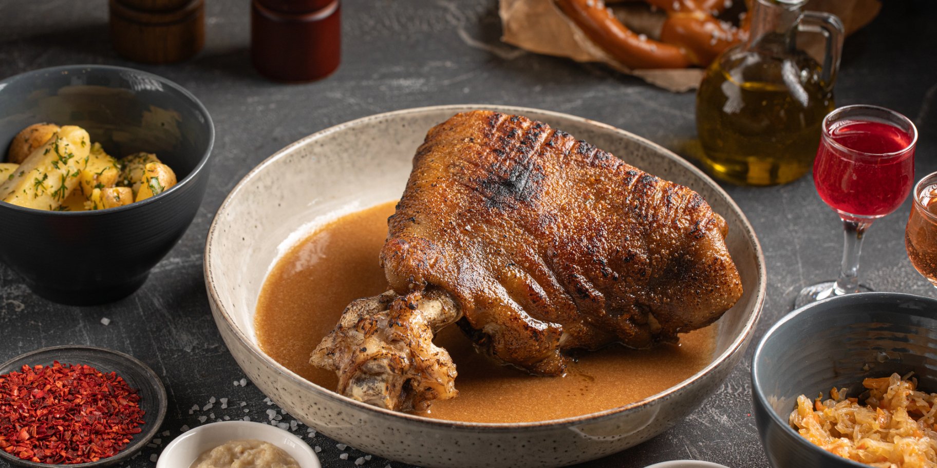 Гомілка в ревеневій скоринці