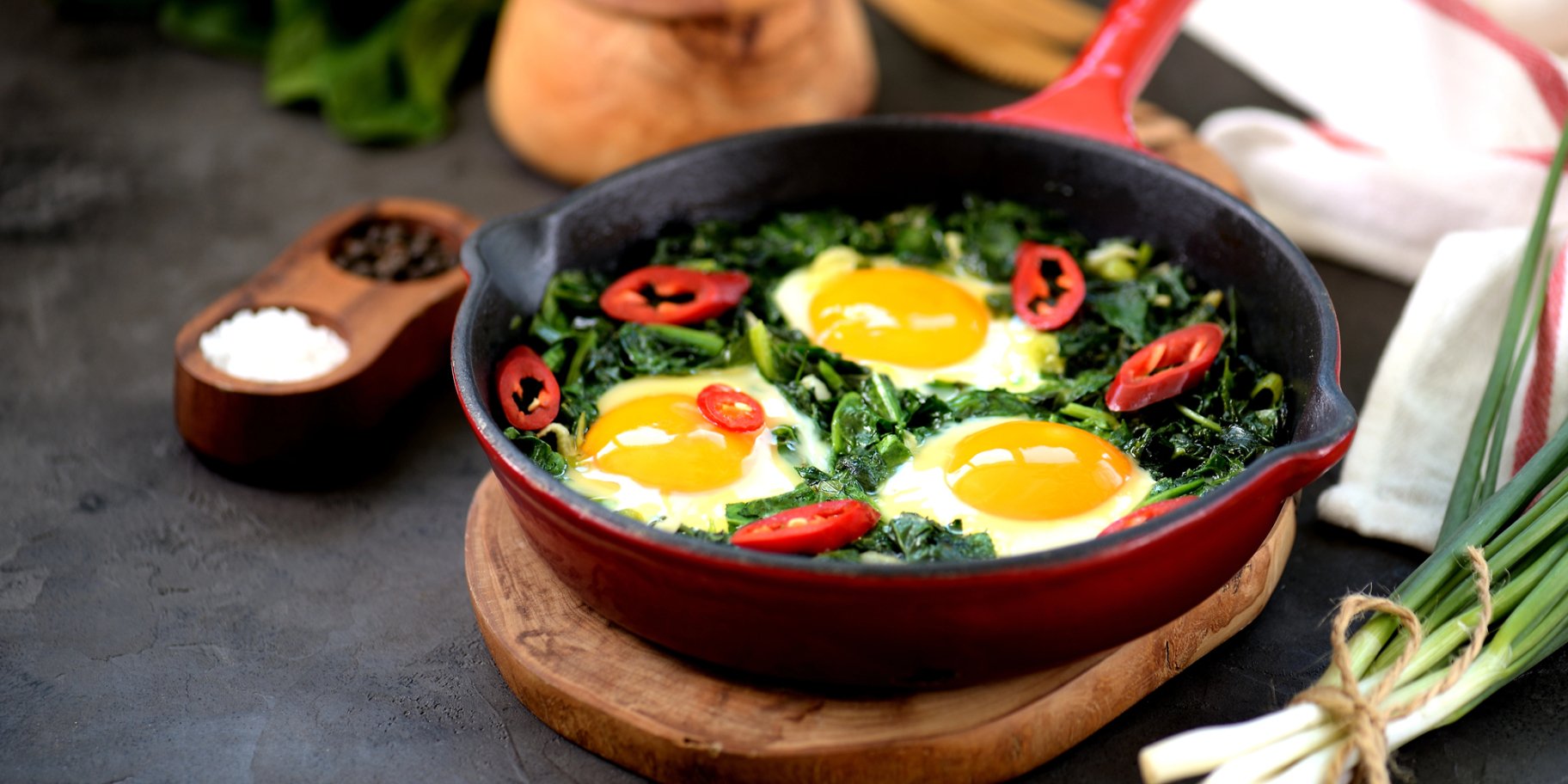 Яєчня з овочами та шпинатом