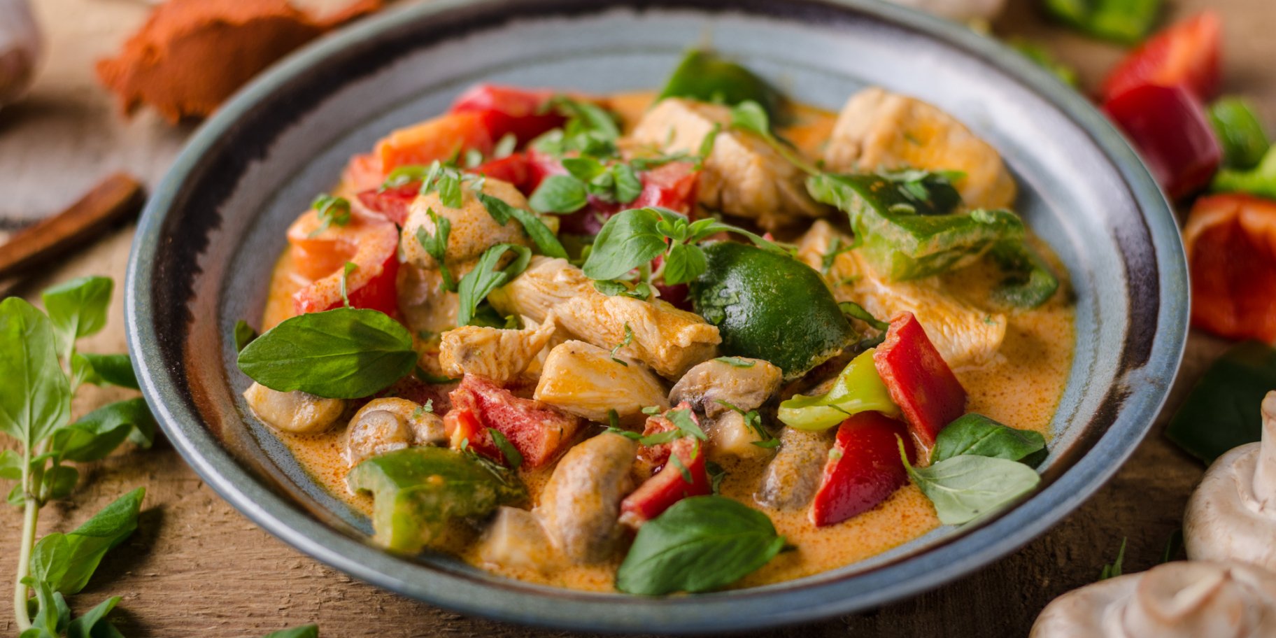 Курка з помідорами і морквою