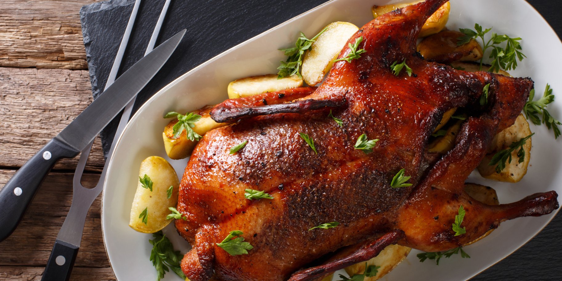 Запеченный гусь с картофельной начинкой