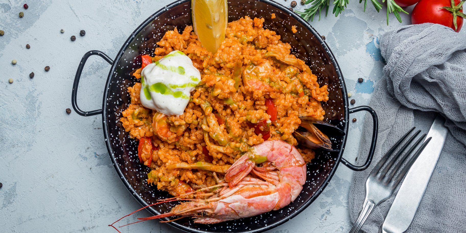 Паелья з креветками і кальмарами