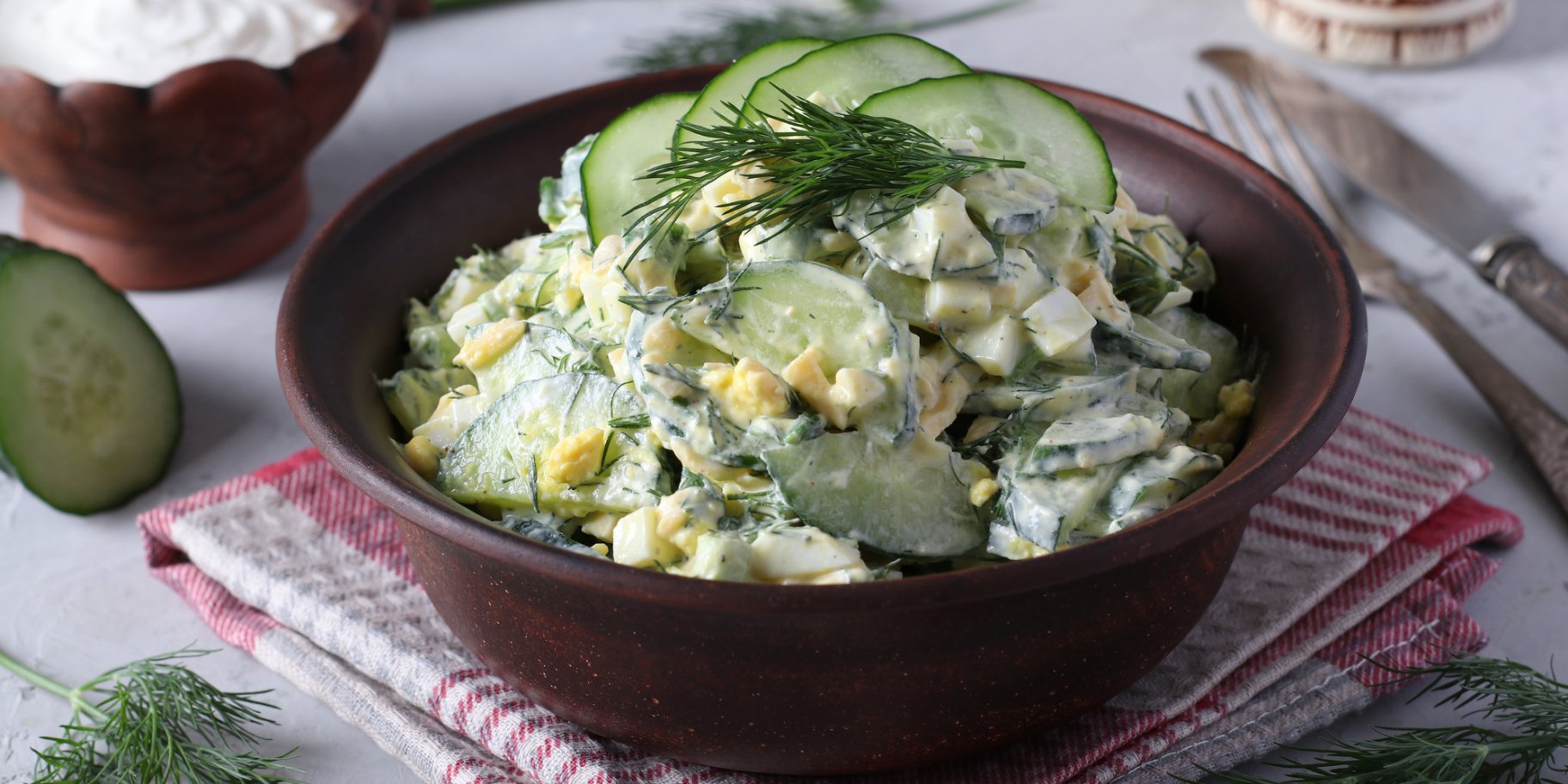 Салат с огурцом, яйцами, сыром и зеленью