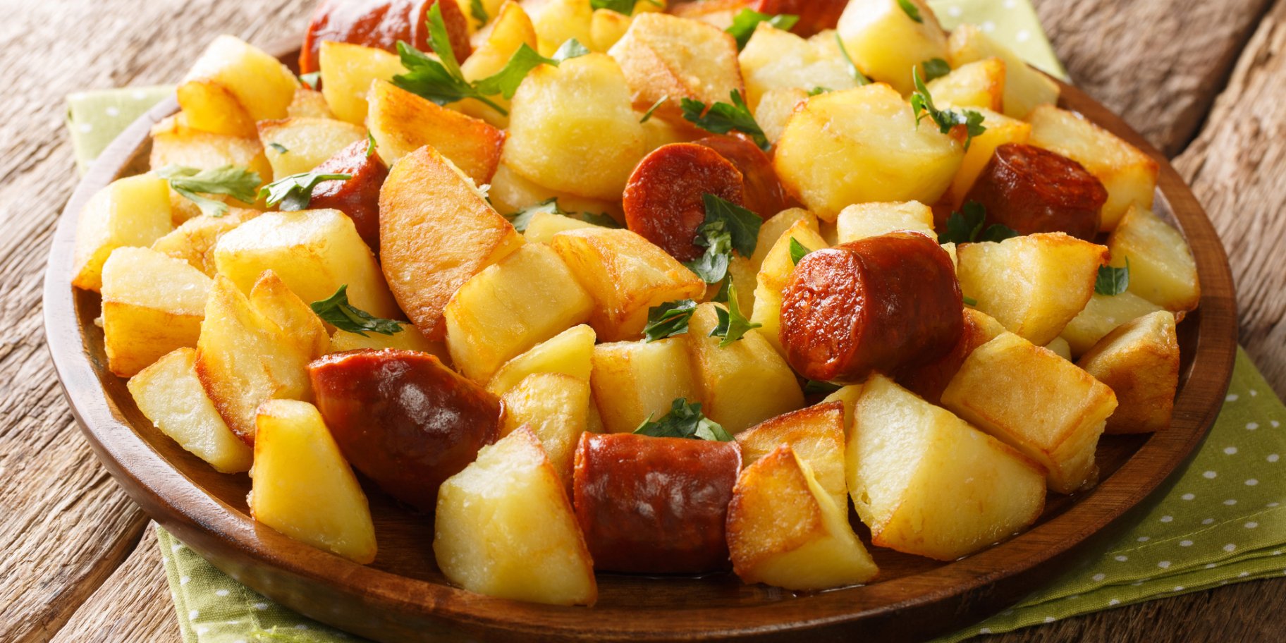 Запечені ковбаски з картоплею рецепт