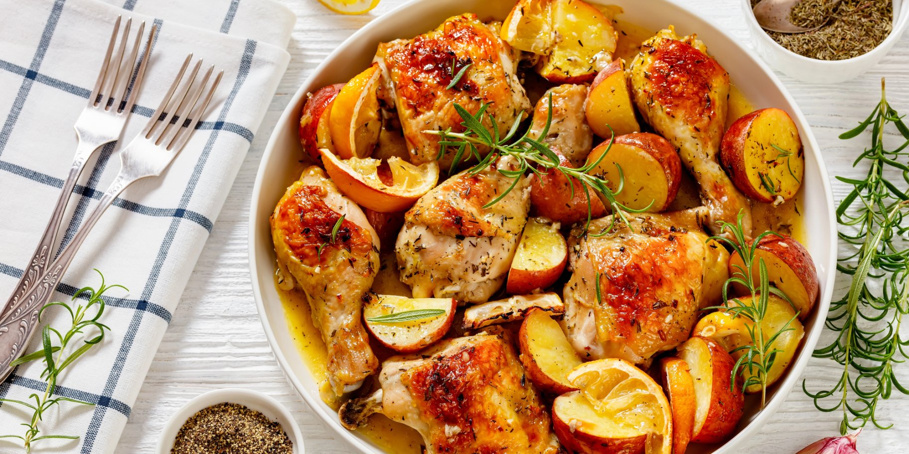 Курячі стегна на картоплі