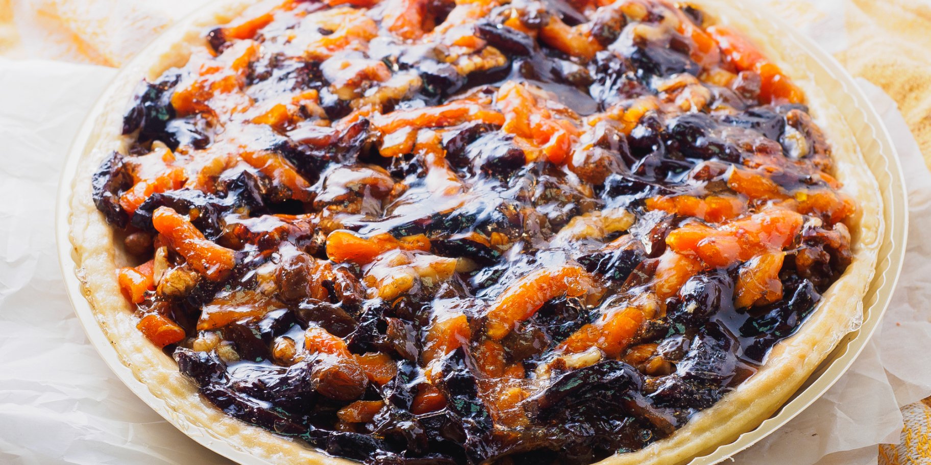 Пирог с черносливом и курагой