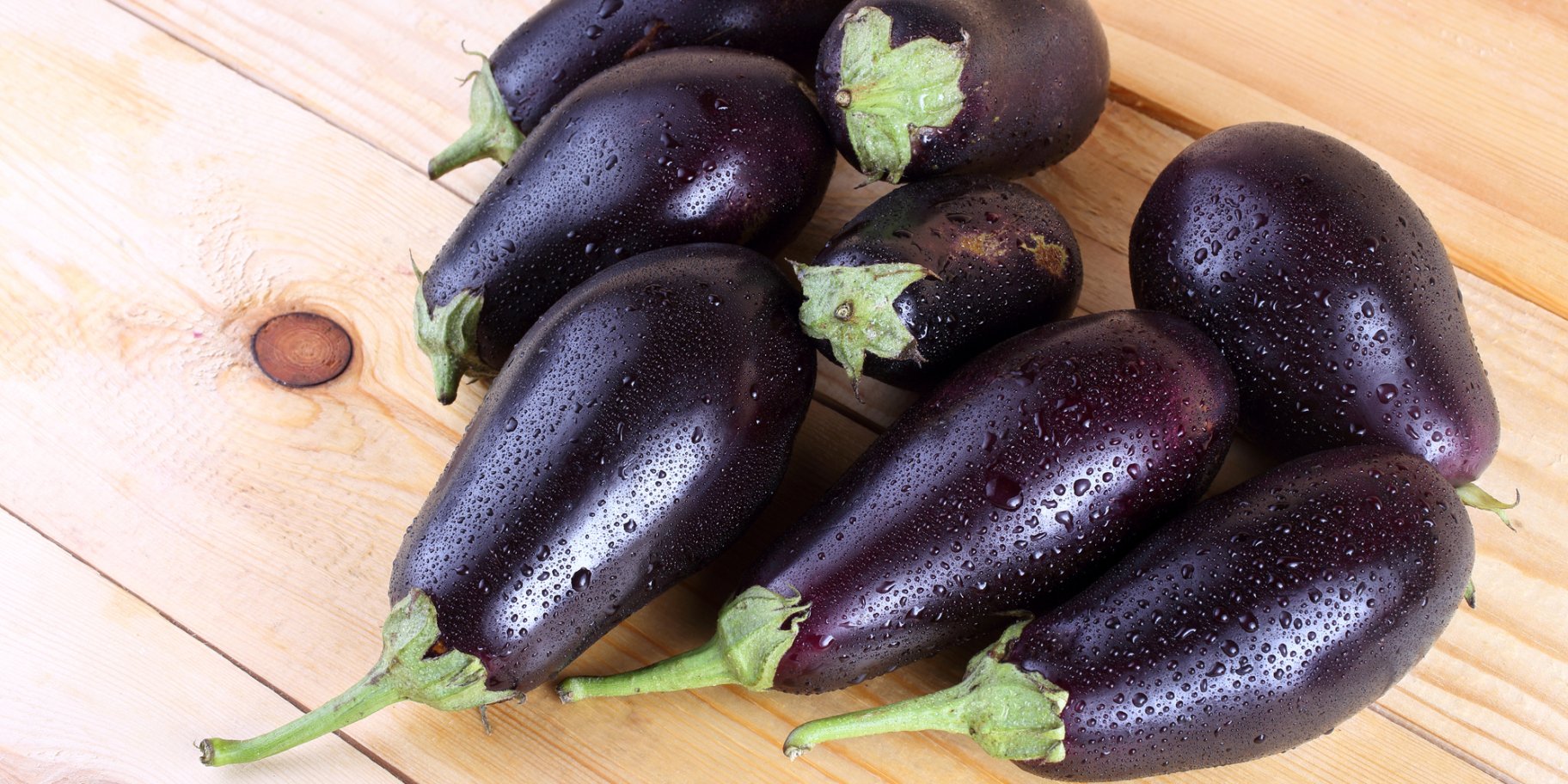 Баклажаны на разделочной доске