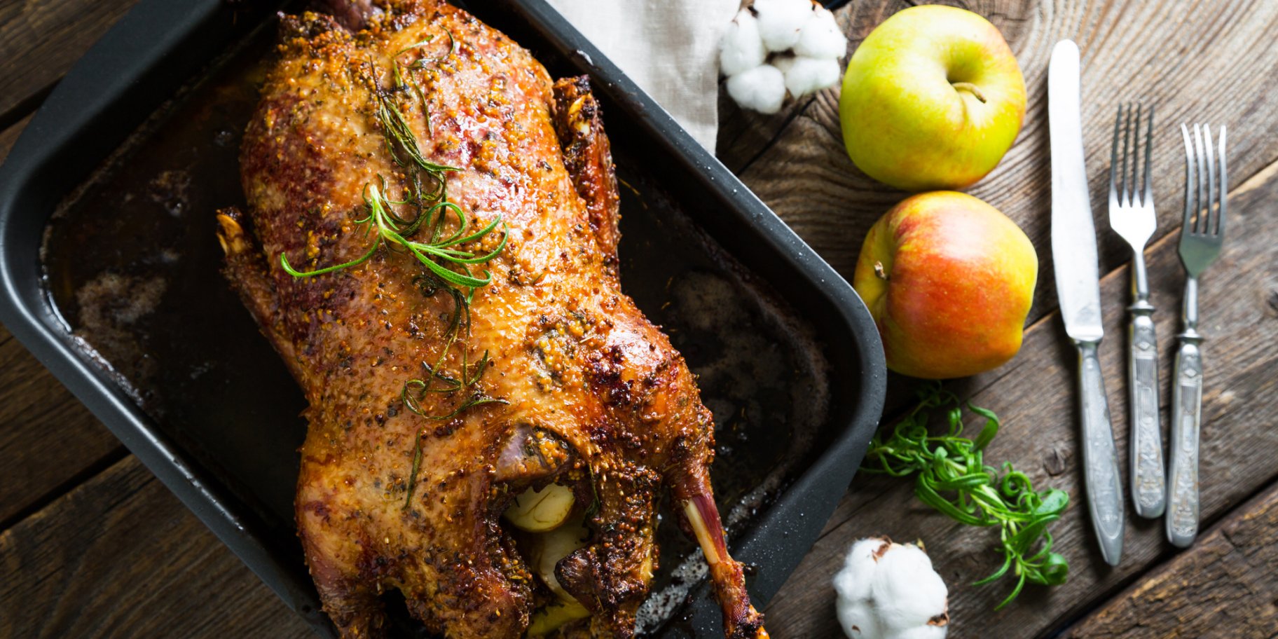 Запеченный гусь с яблоками и хлебной крошкой