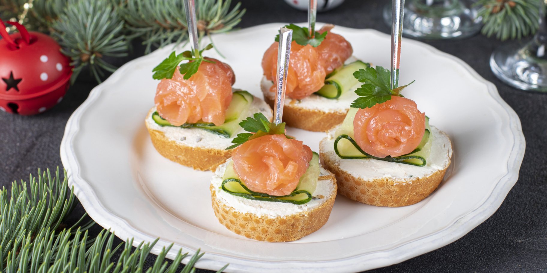 Канапе на шпажках з червоною рибою