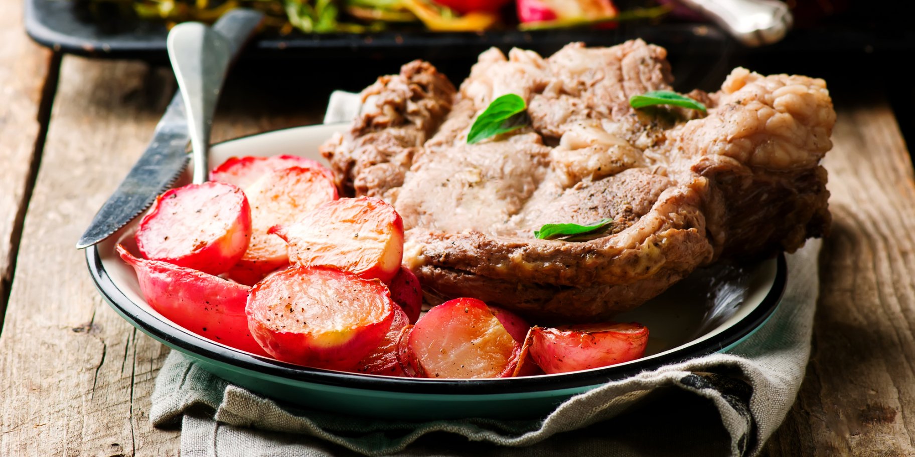 Жареная свинина и редис