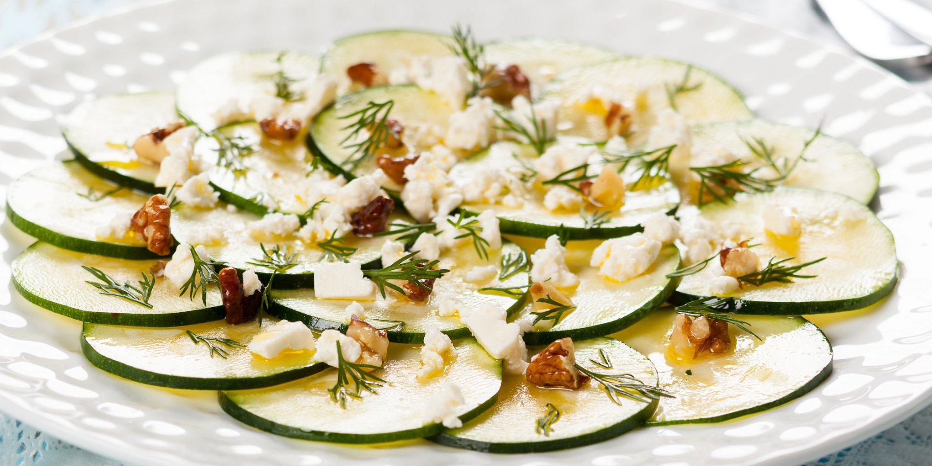 Салат з кабачків, фети та фініків