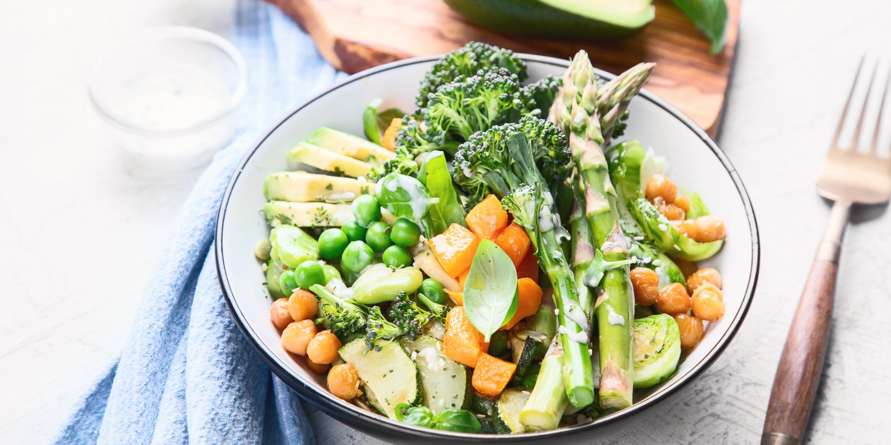 Салат зі спаржею, авокадо та манго