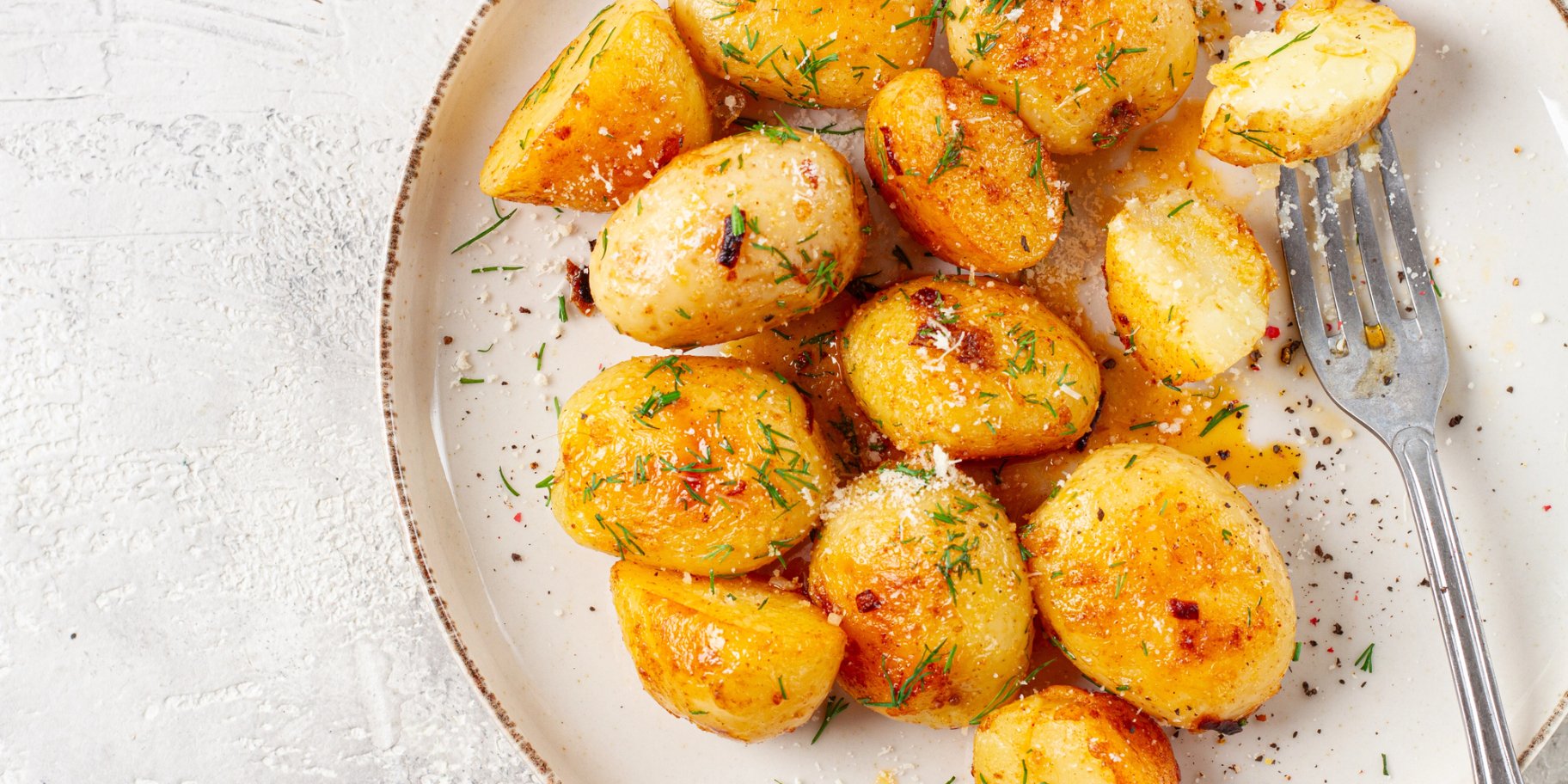 Смажена молода картопля з кропом і часником