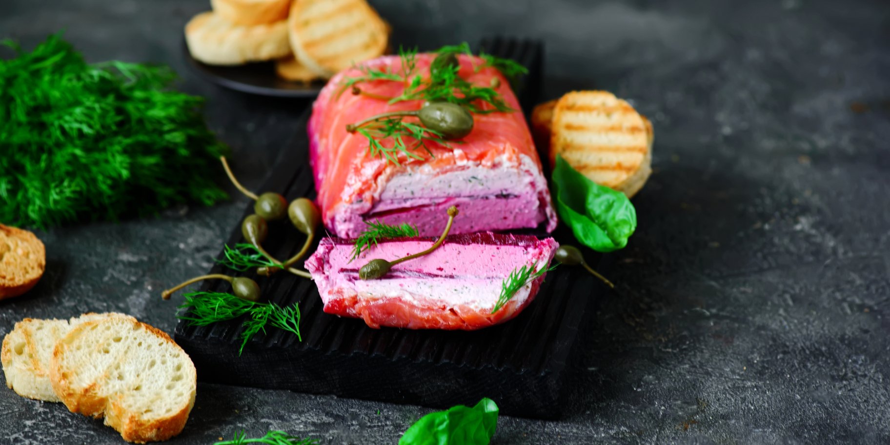 Буряковий терин з вершковим сиром і лососем