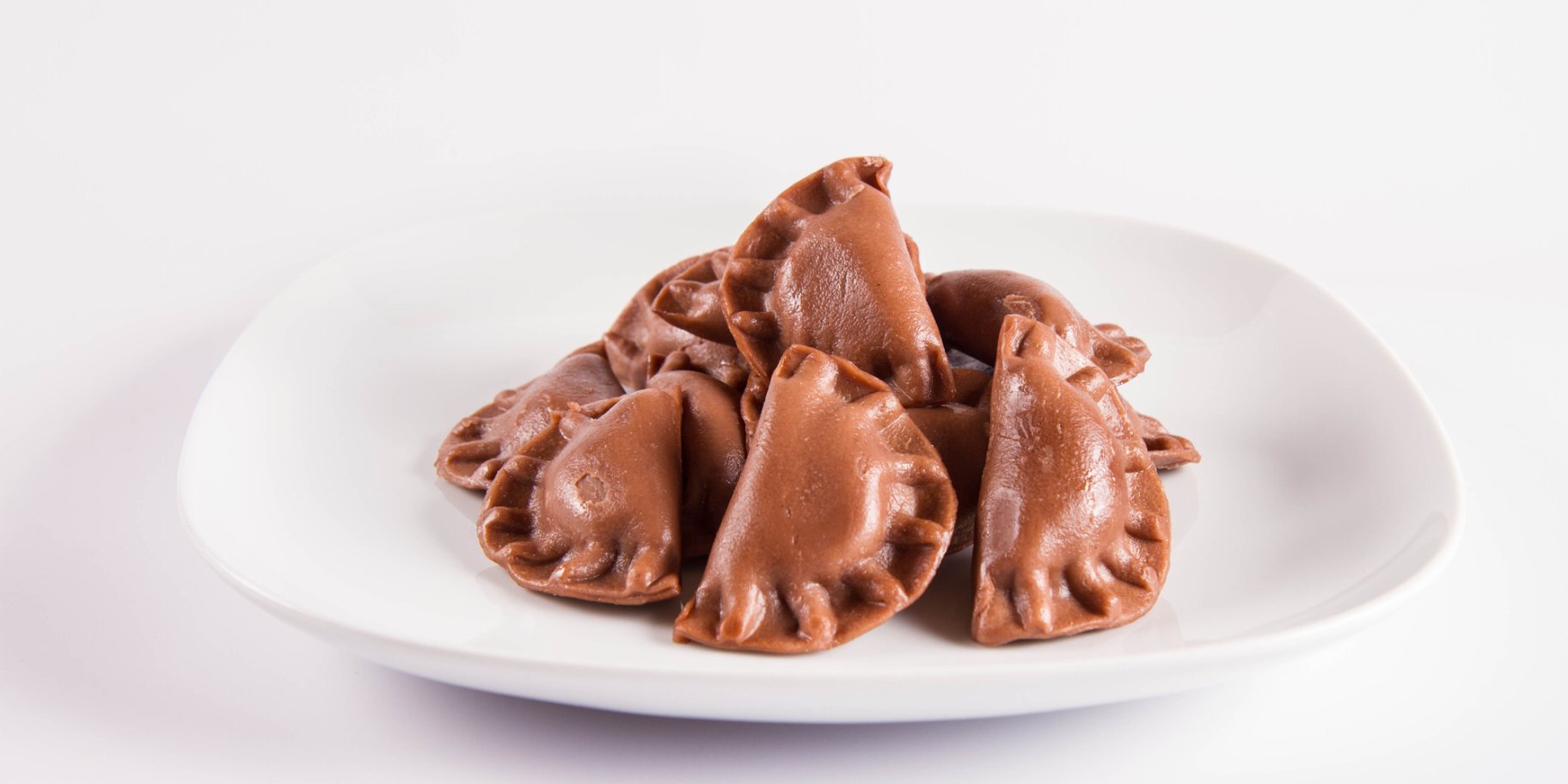 Шоколадные вареники с тофу и вишнями