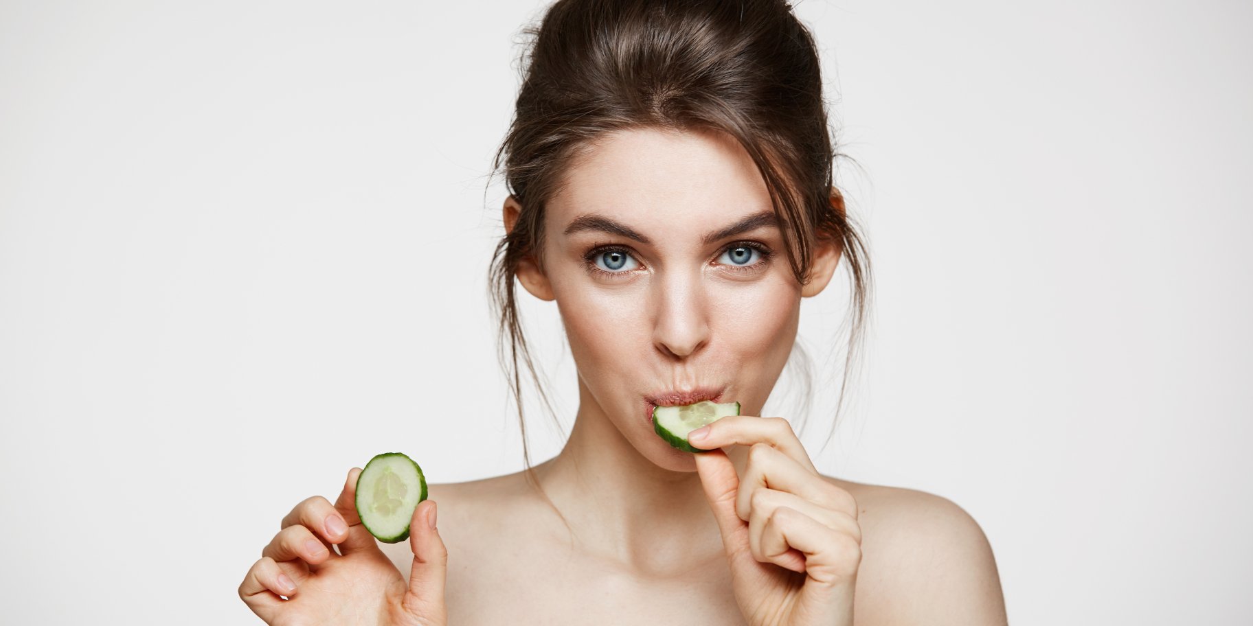 Дівчина їсть овочі