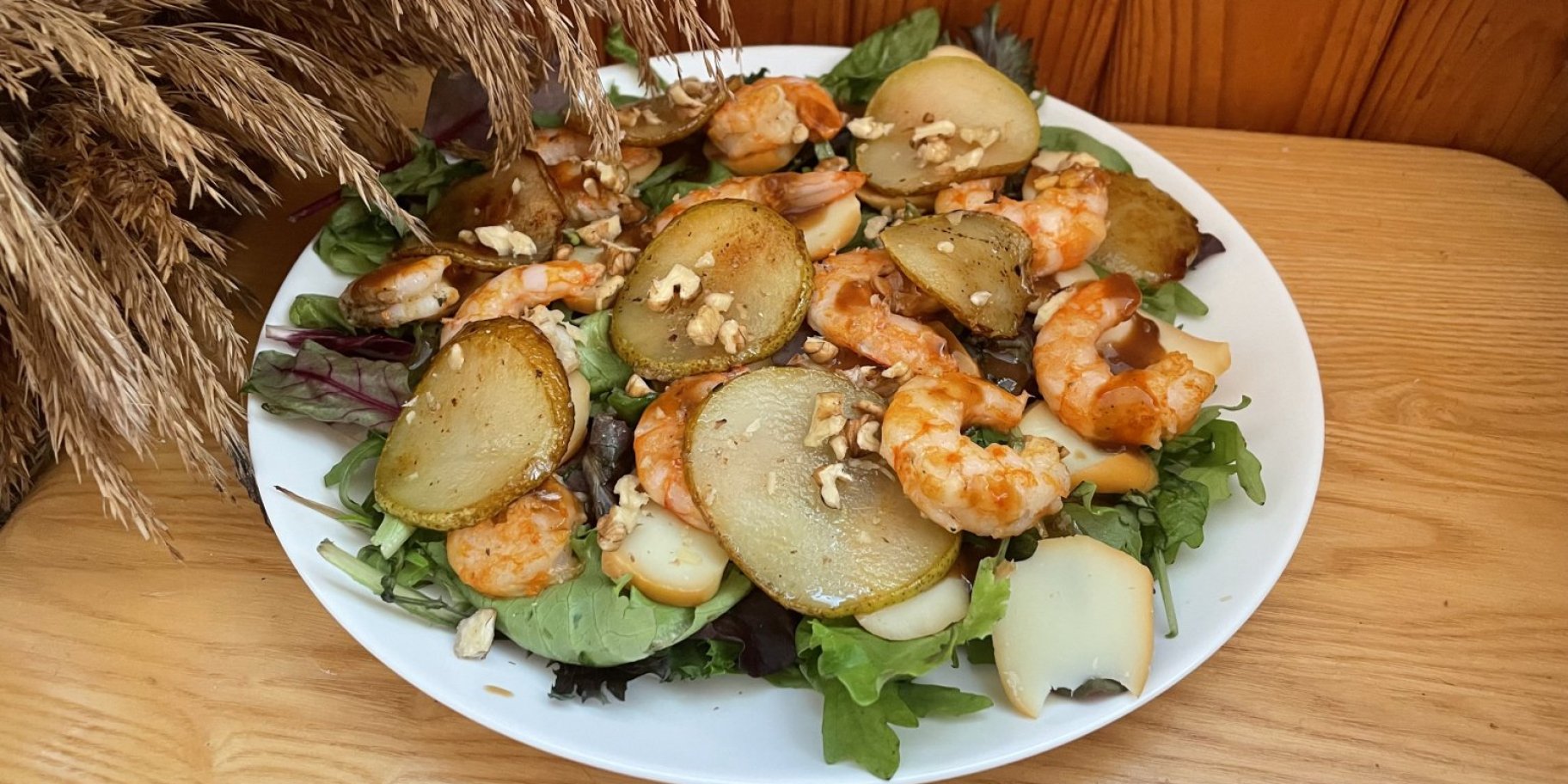 Салат з креветками та копченою моцарелою