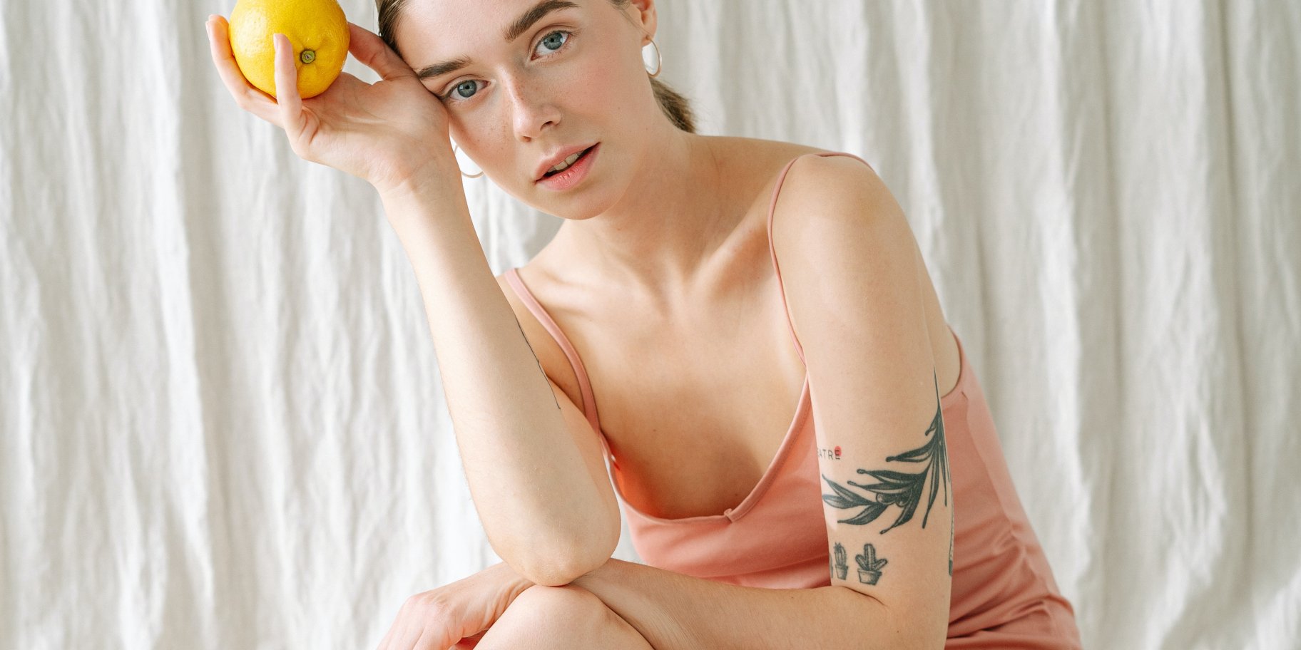 Девушка с лимоном