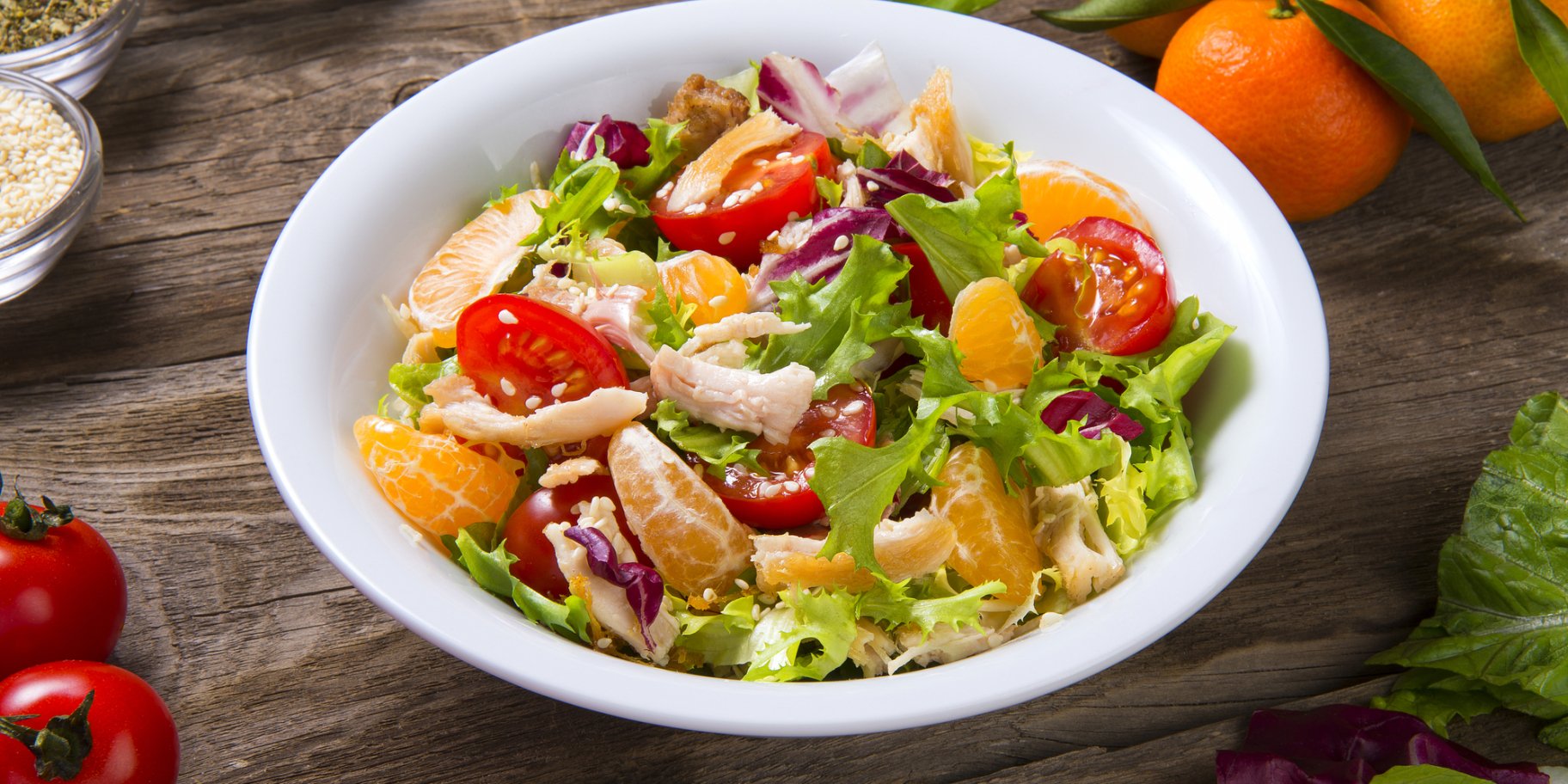 Салат с мандаринами, курицей и капустой