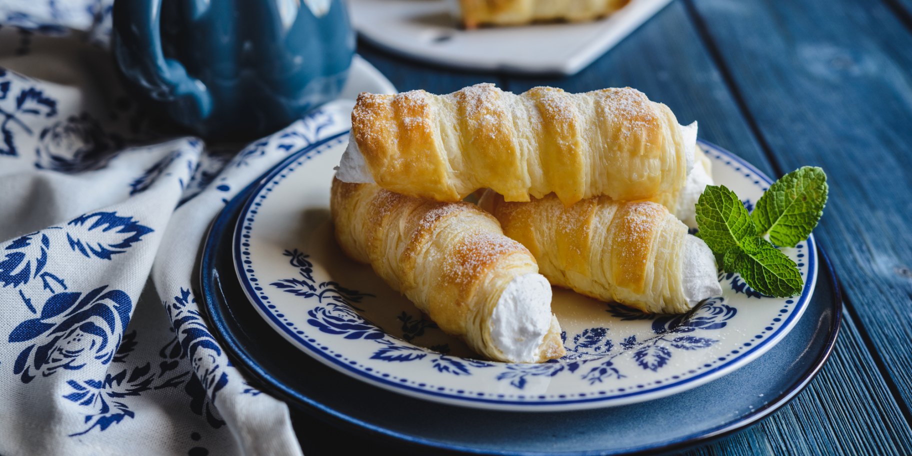 Трубочки з кремом і персиками