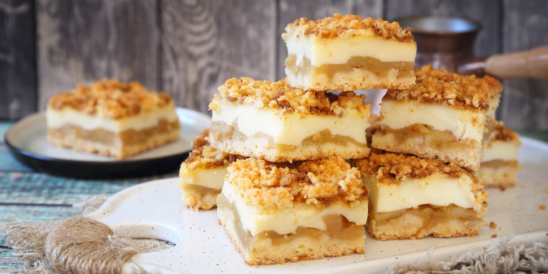 Тертий пиріг з яблуками і пудингом