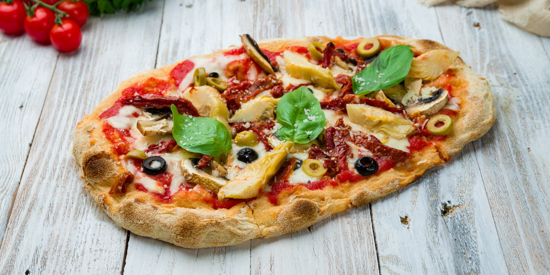 Вегетарианская пицца с перцем, оливками и двойным сыром