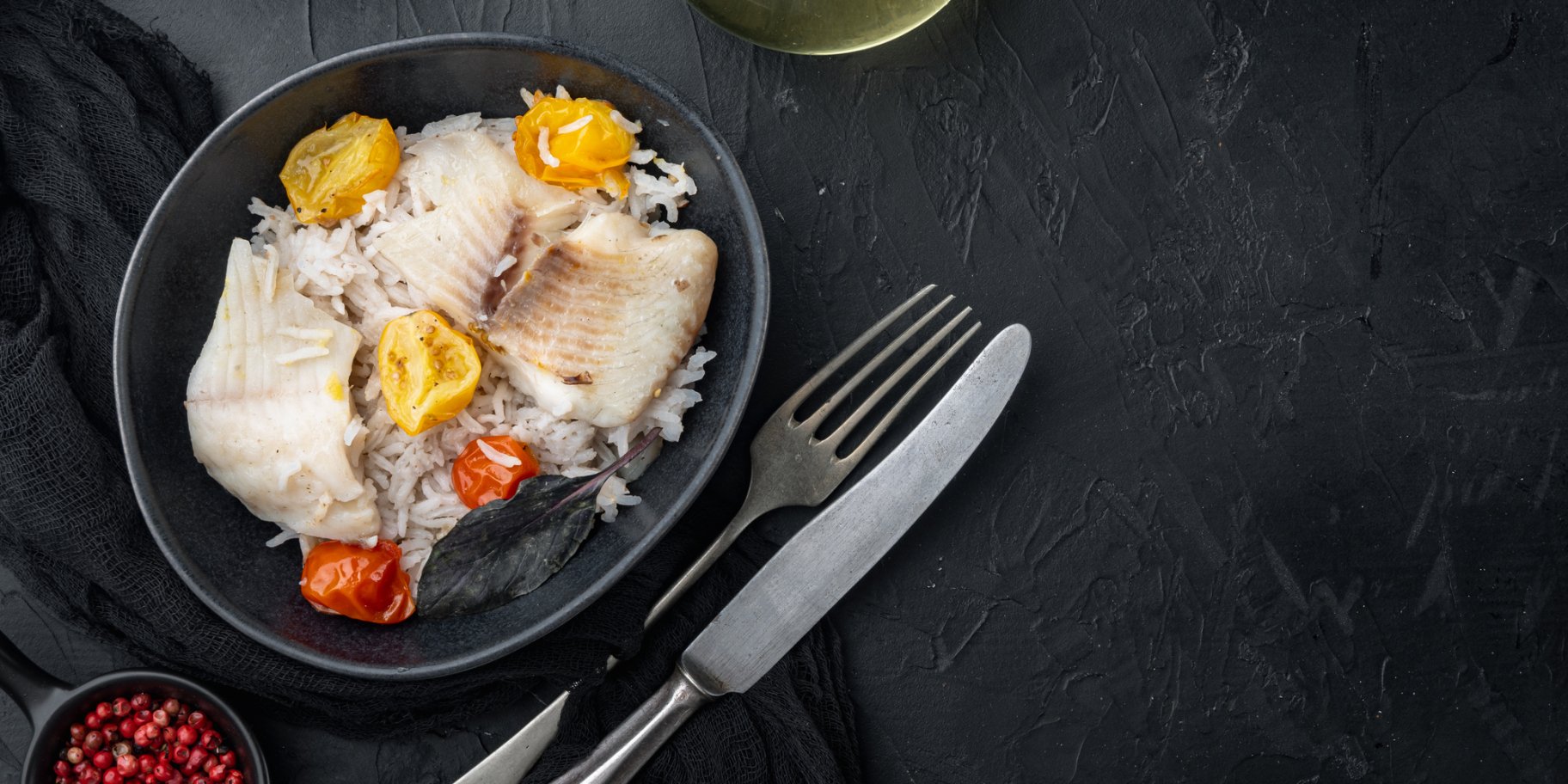 Тиляпія з рисом та помідорами у формі для запікання