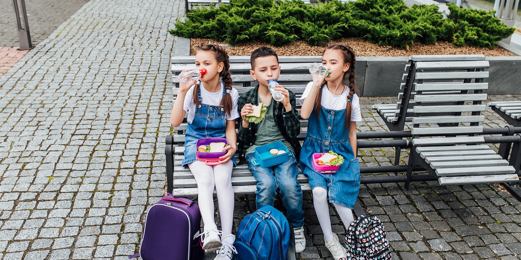 діти їдять на відкритому повітрі