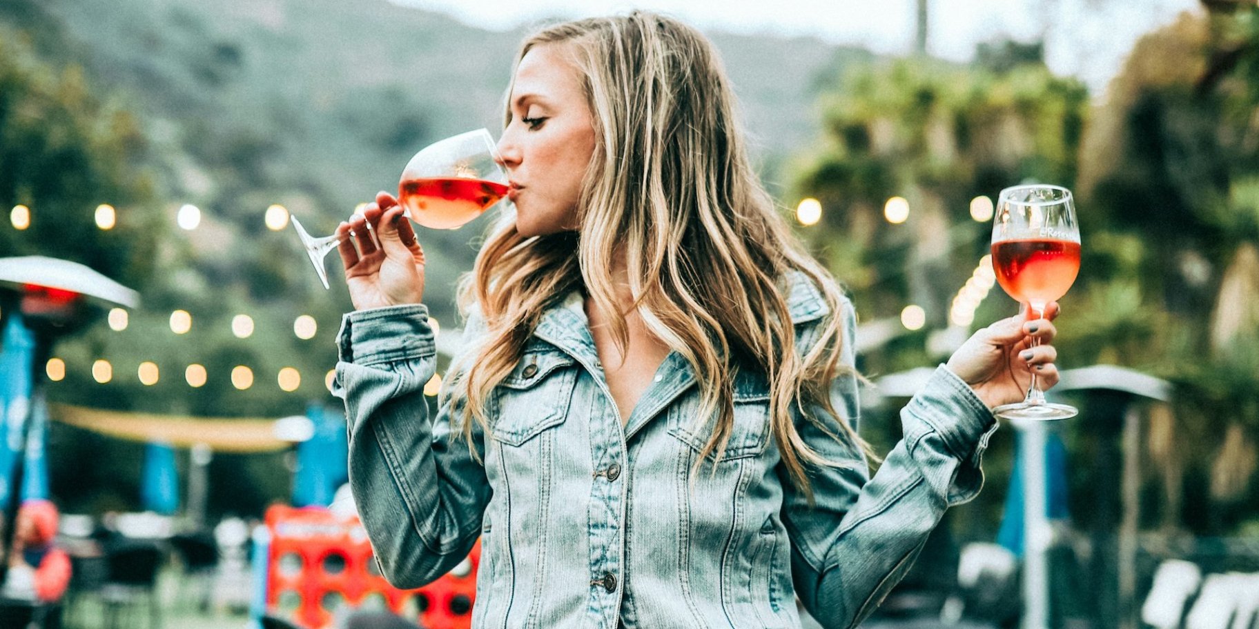 дівчина п'є вино