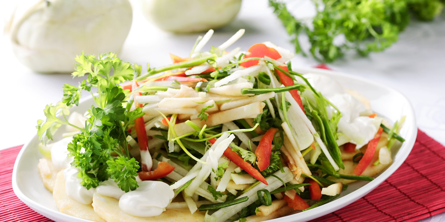 Салат с кольрабами и овощами