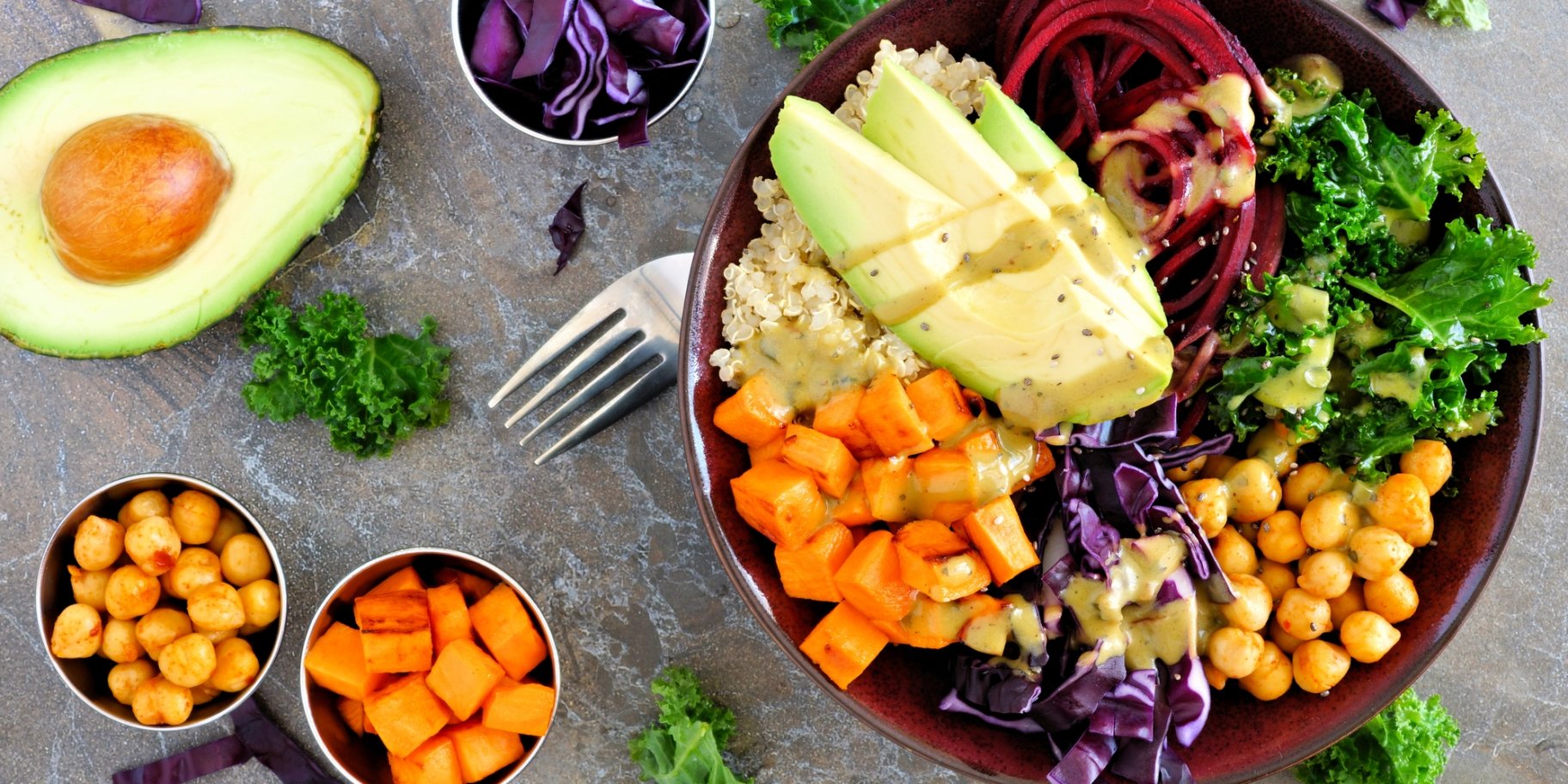 Боул з суперфудами і хумусом