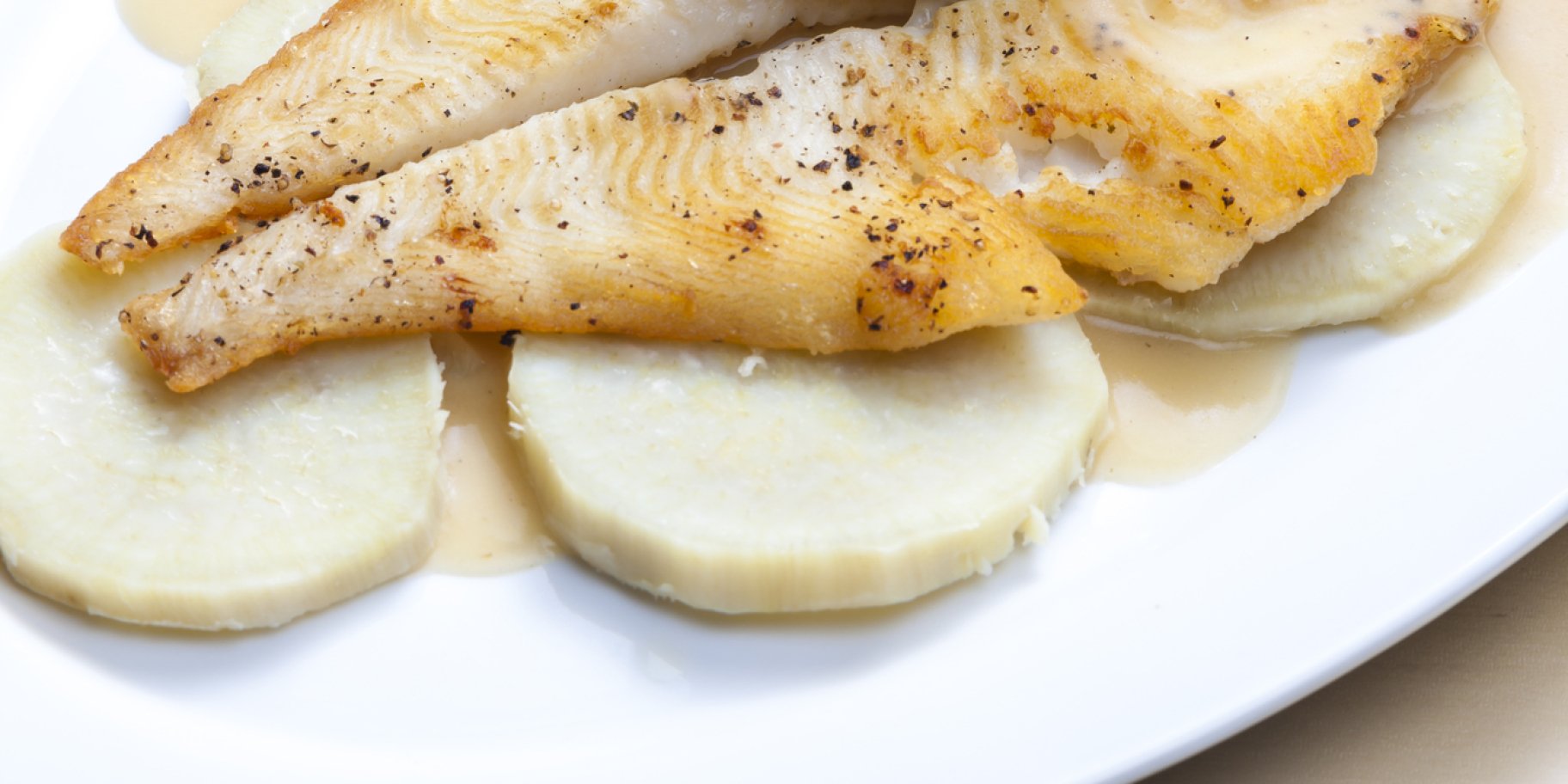 Смажений палтус з соусом