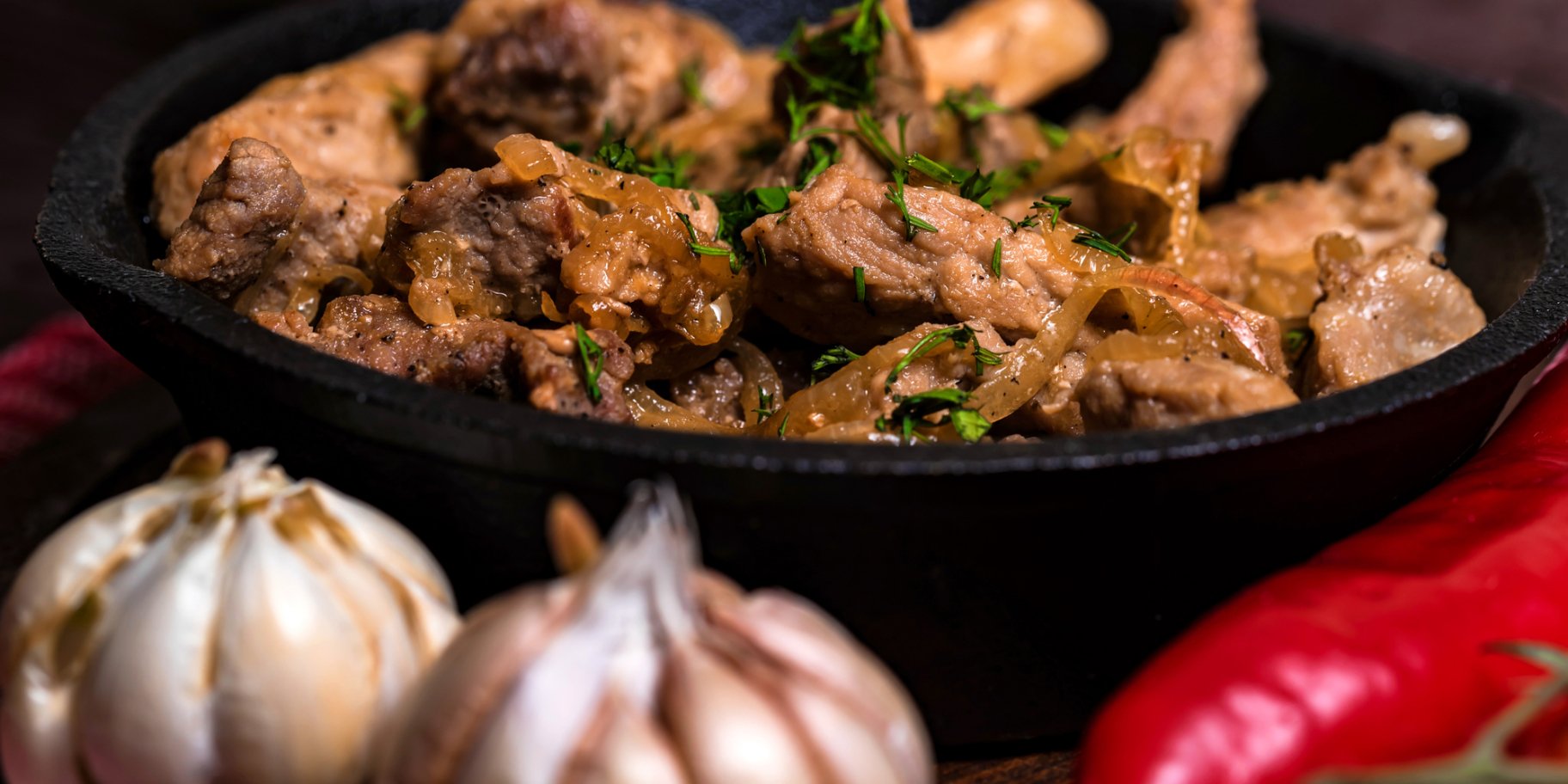 М’ясо з цибулею на сковороді