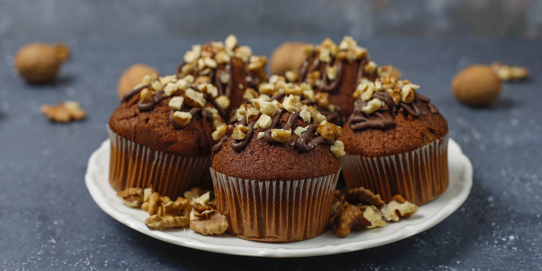 Шоколадные кексы с орехами