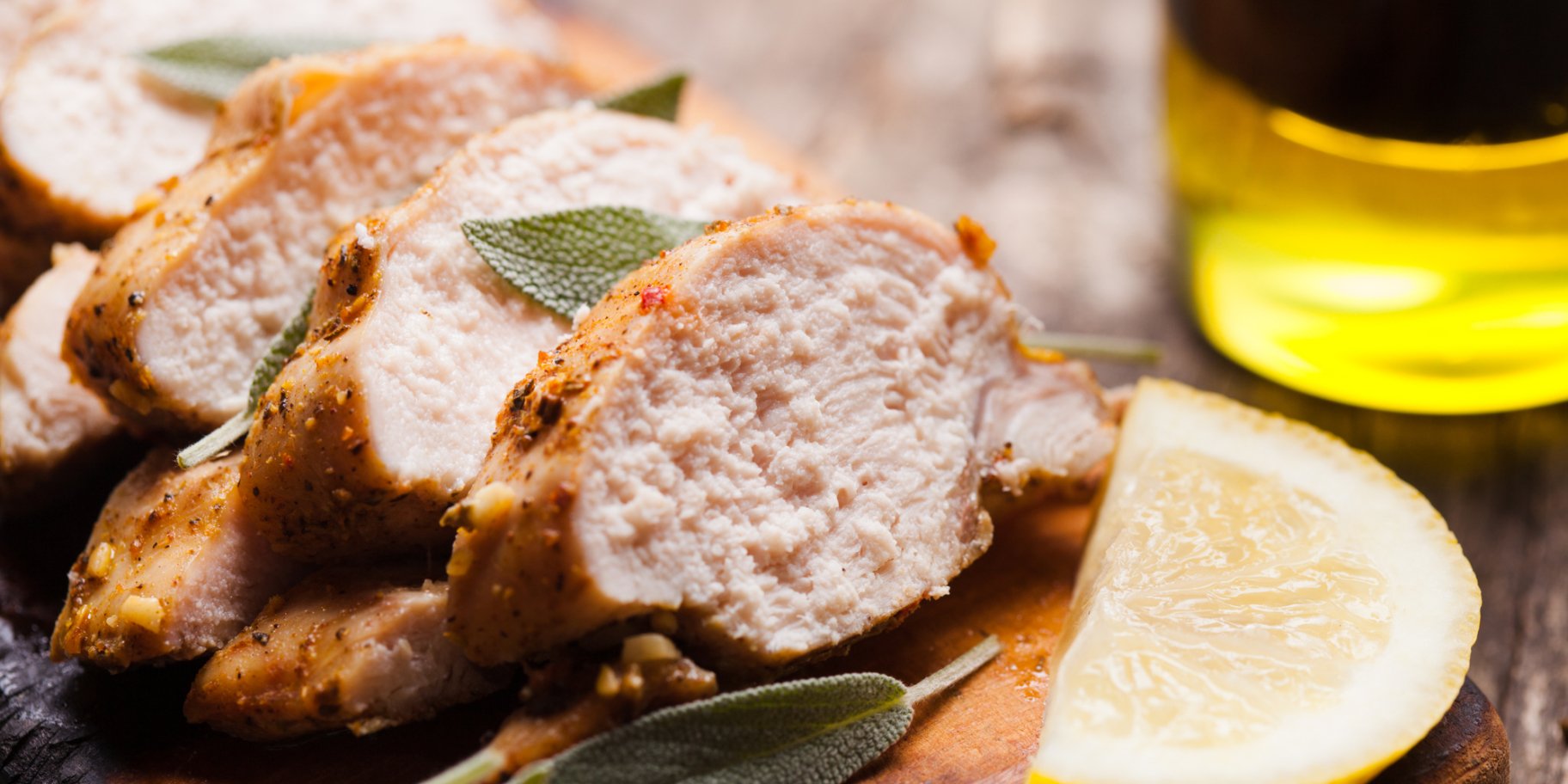 Запеченная куриная грудка с шалфеем и маслом