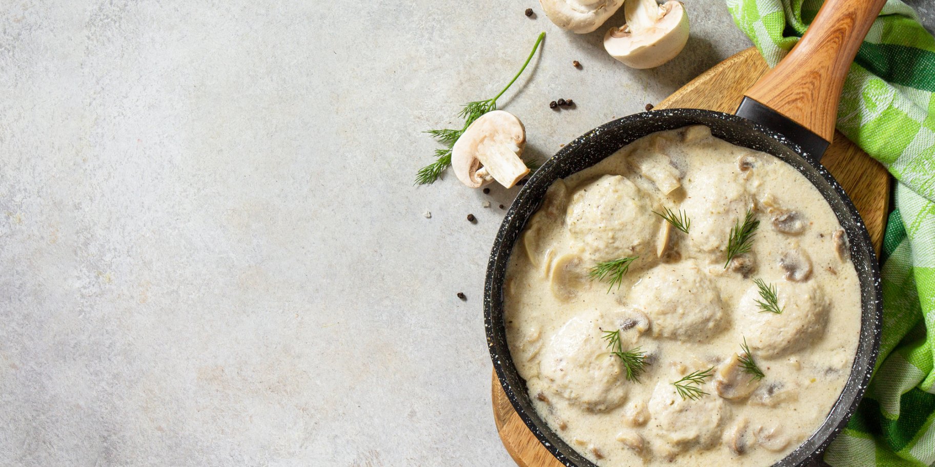 Фрикадельки в соусі