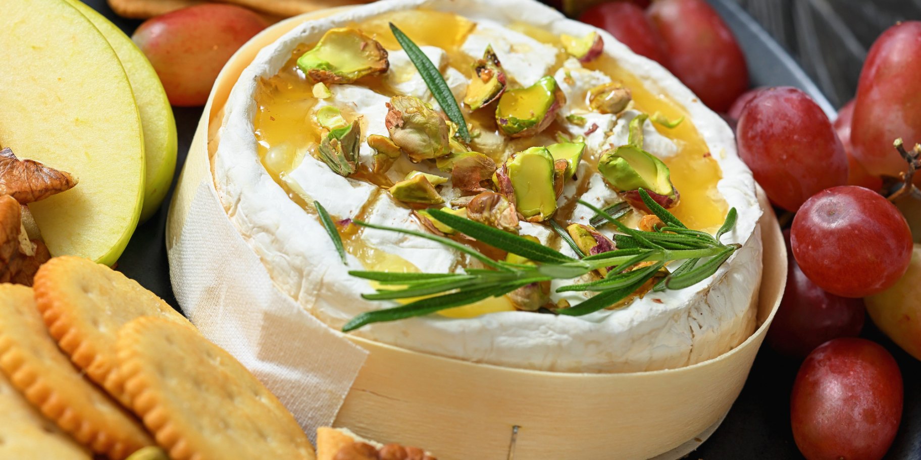 Закуска з розплавленим сиром і виноградом