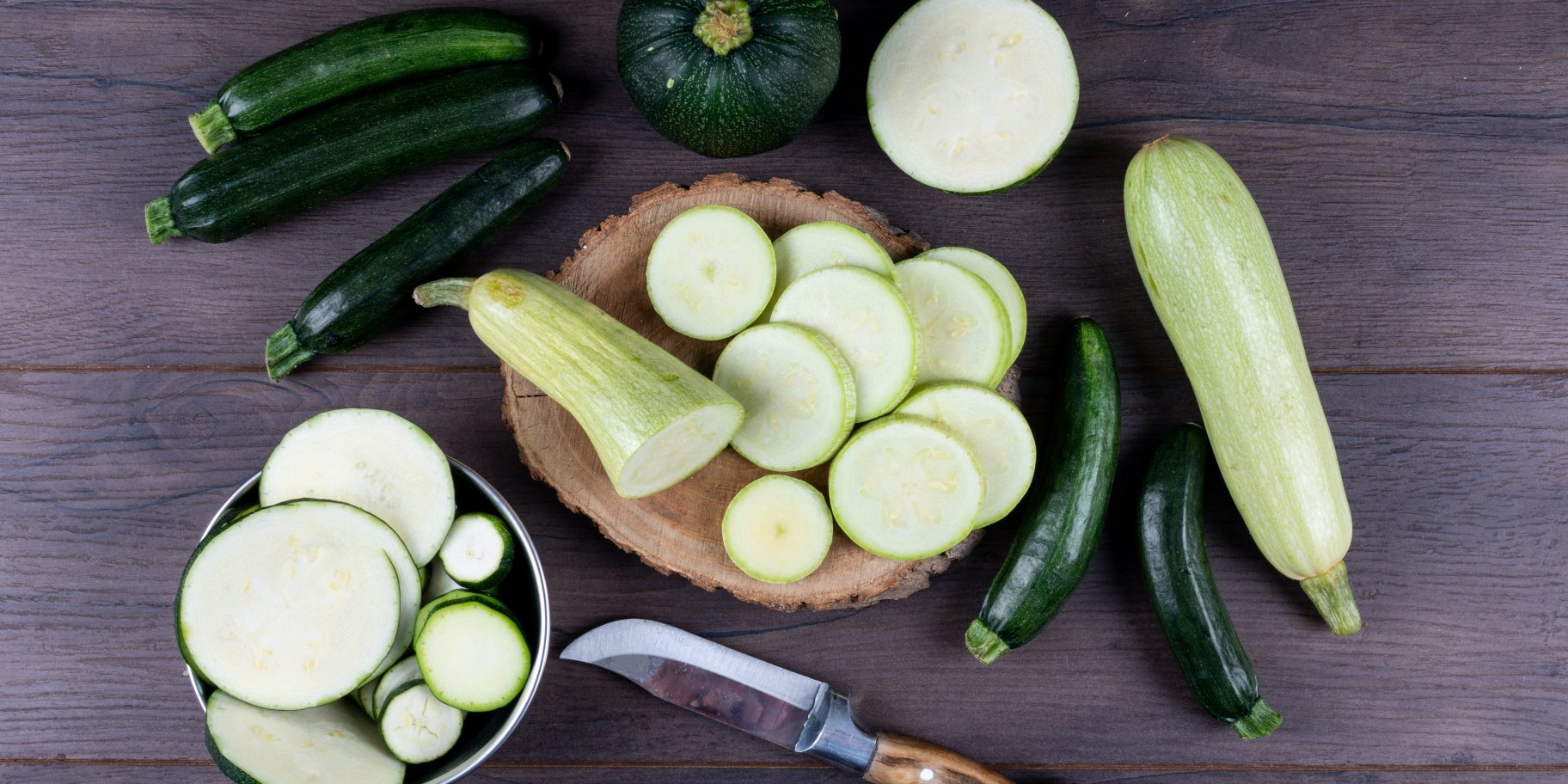 Кабачки та цукіні на столі
