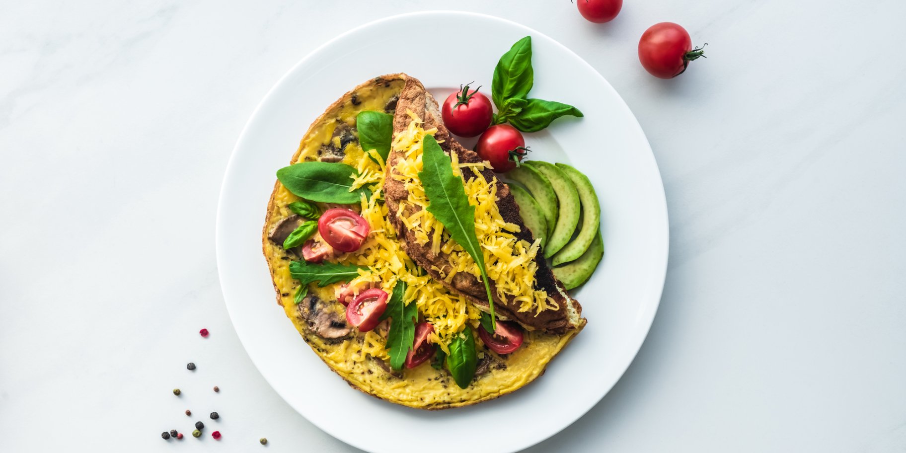 Італійський омлет з томатами, базиліком і моцарелою