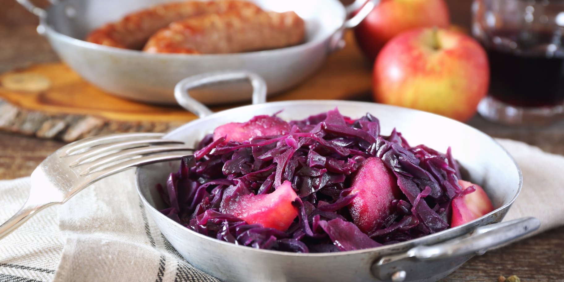 Тушкована червона капуста з яблуками