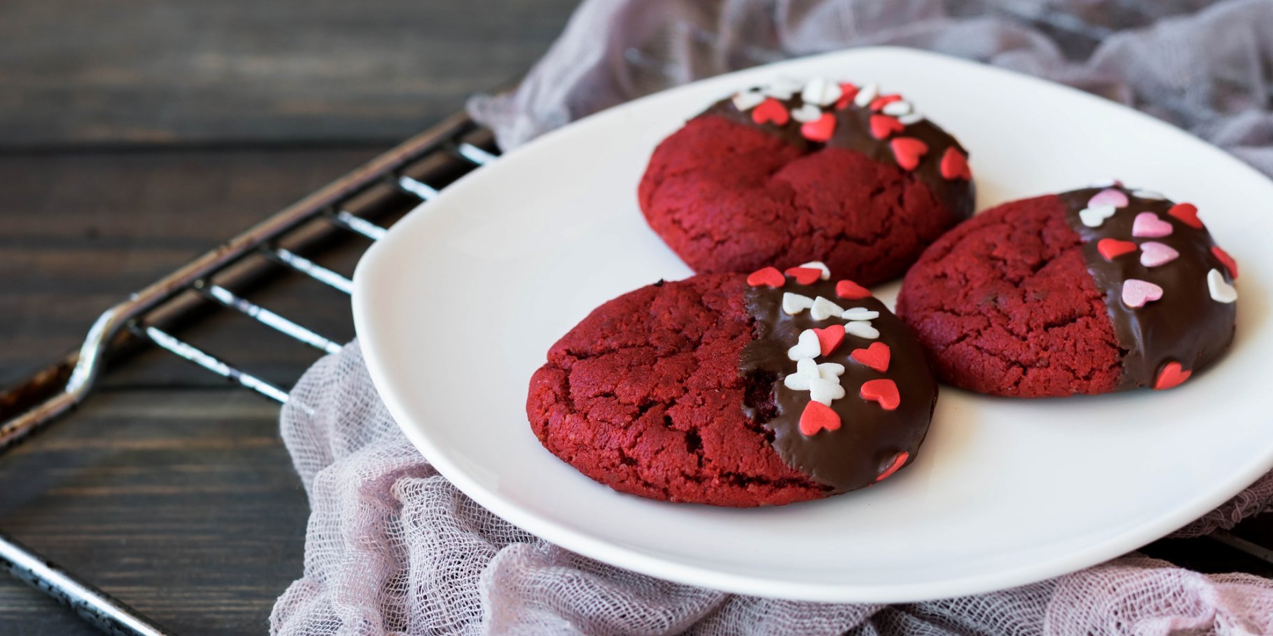 Печиво «Червоний оксамит» з посипкою з білого шоколаду