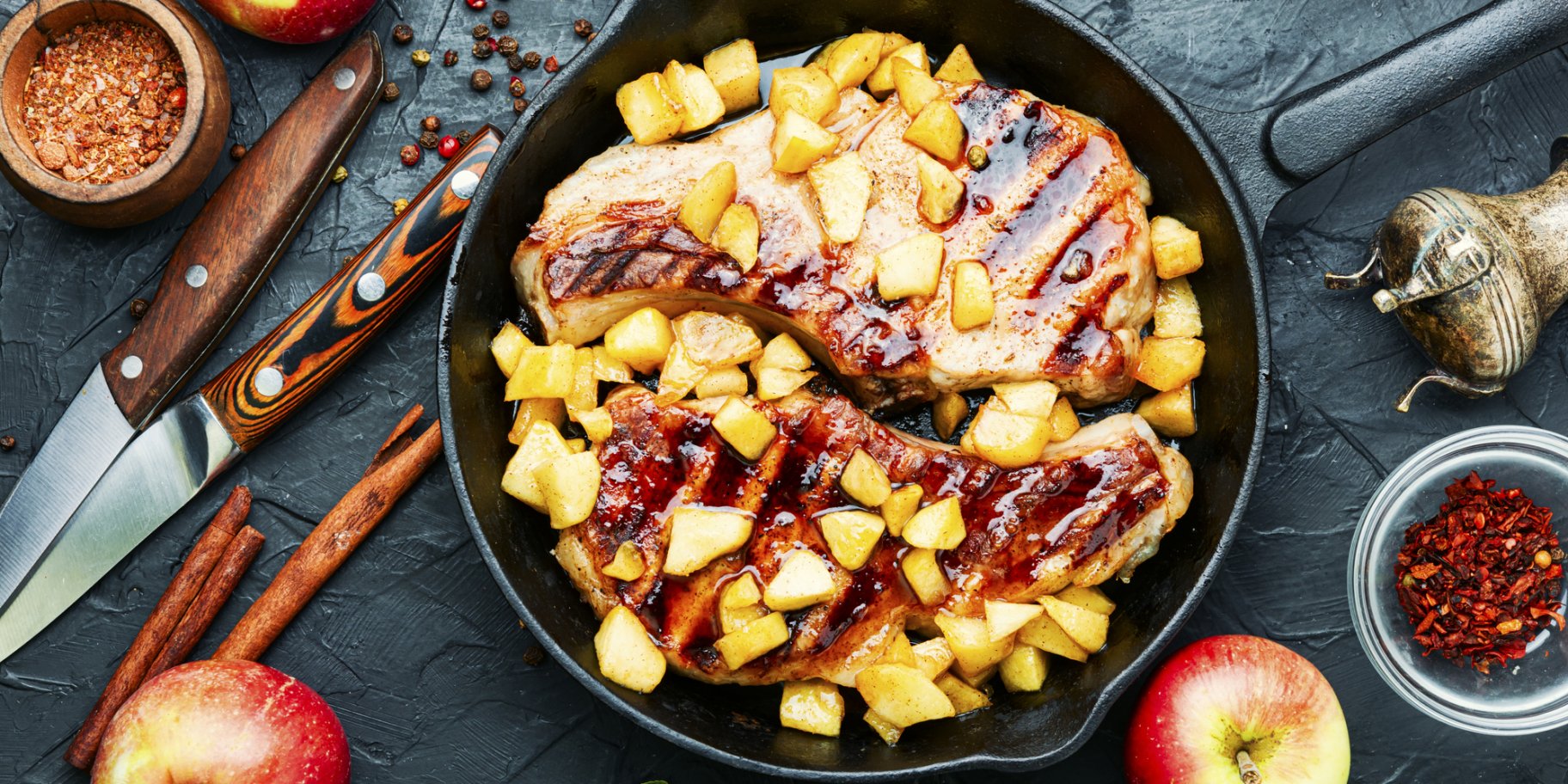 Карамелізована свинина з яблуками